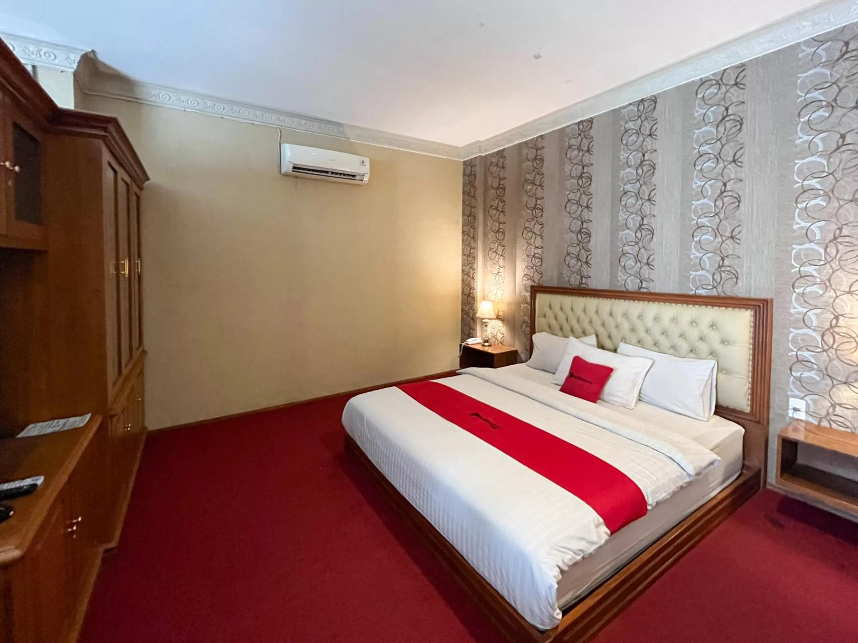Bedroom, Bed in RedDoorz Premium Syariah at Mutiara Hijau Suites Medan