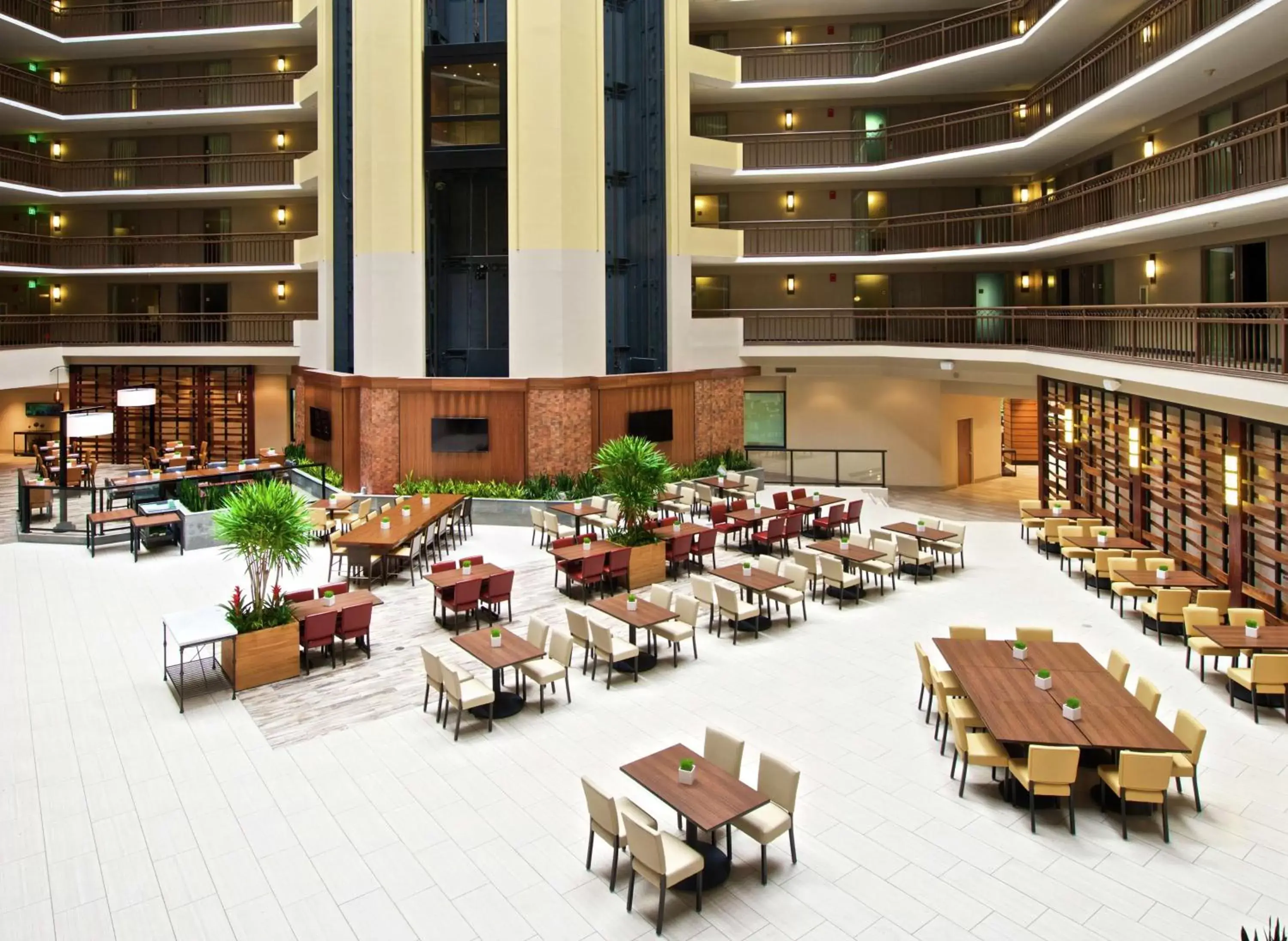 Lobby or reception, Restaurant/Places to Eat in Embassy Suites by Hilton Portland Washington Square