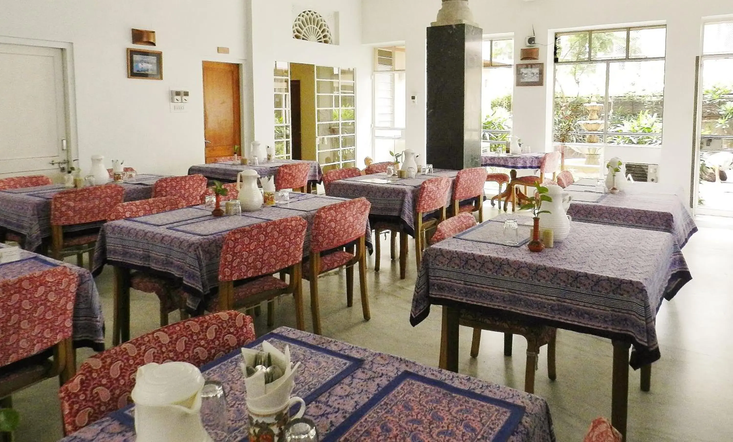Restaurant/Places to Eat in Tara Niwas