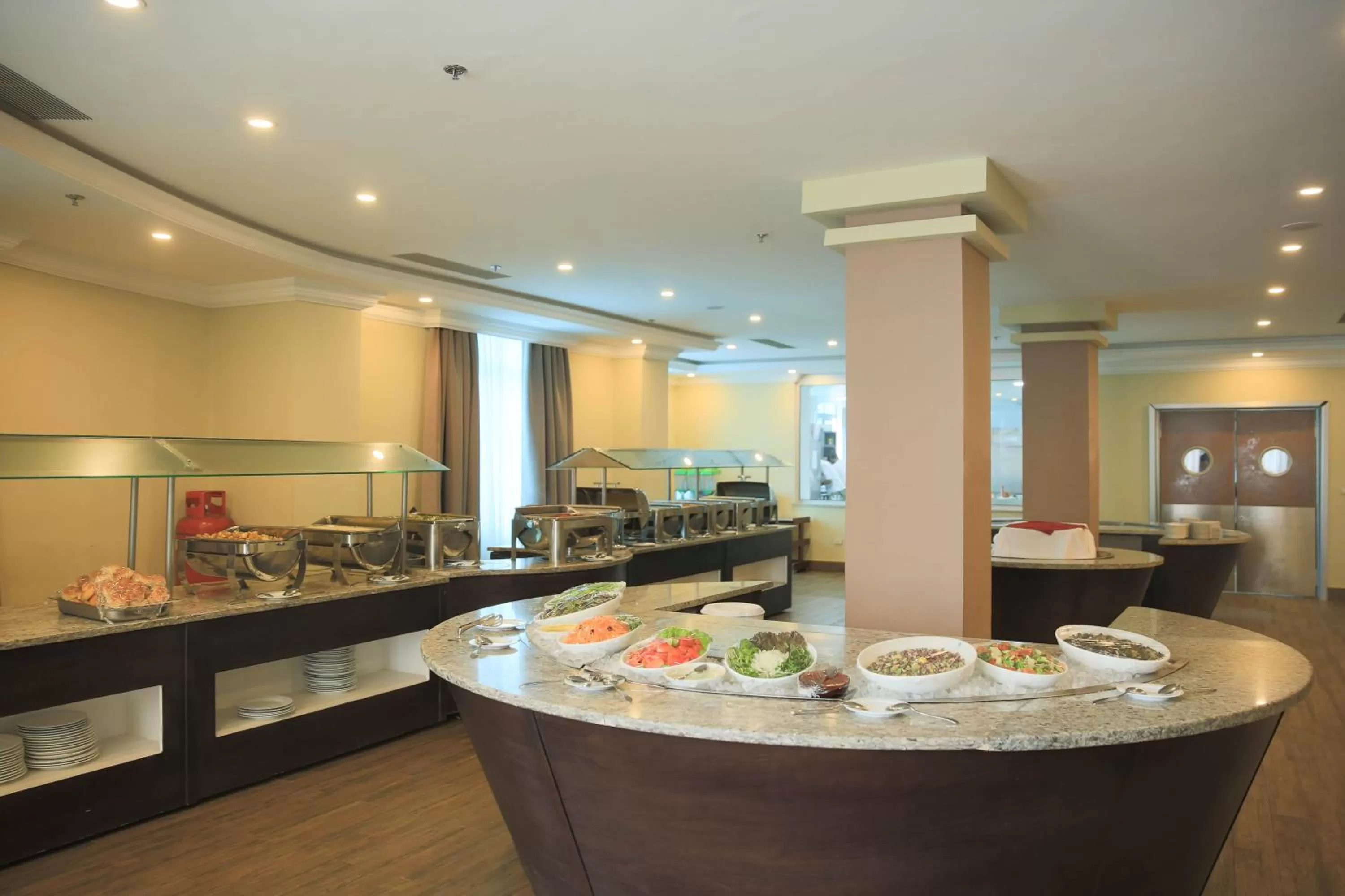 Restaurant/places to eat in Swiss Inn Nexus Hotel