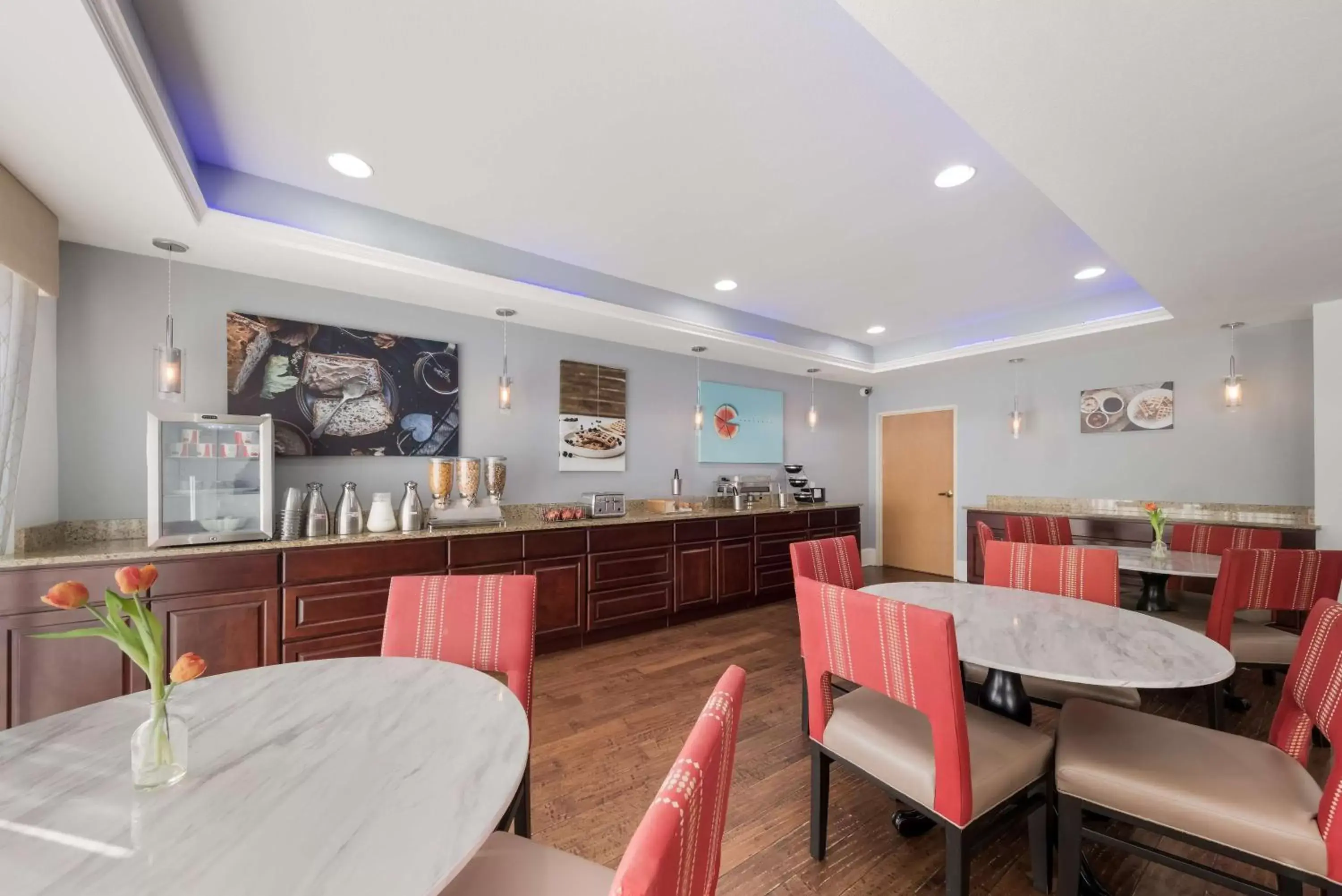 Restaurant/Places to Eat in SureStay Plus Hotel by Best Western Plano