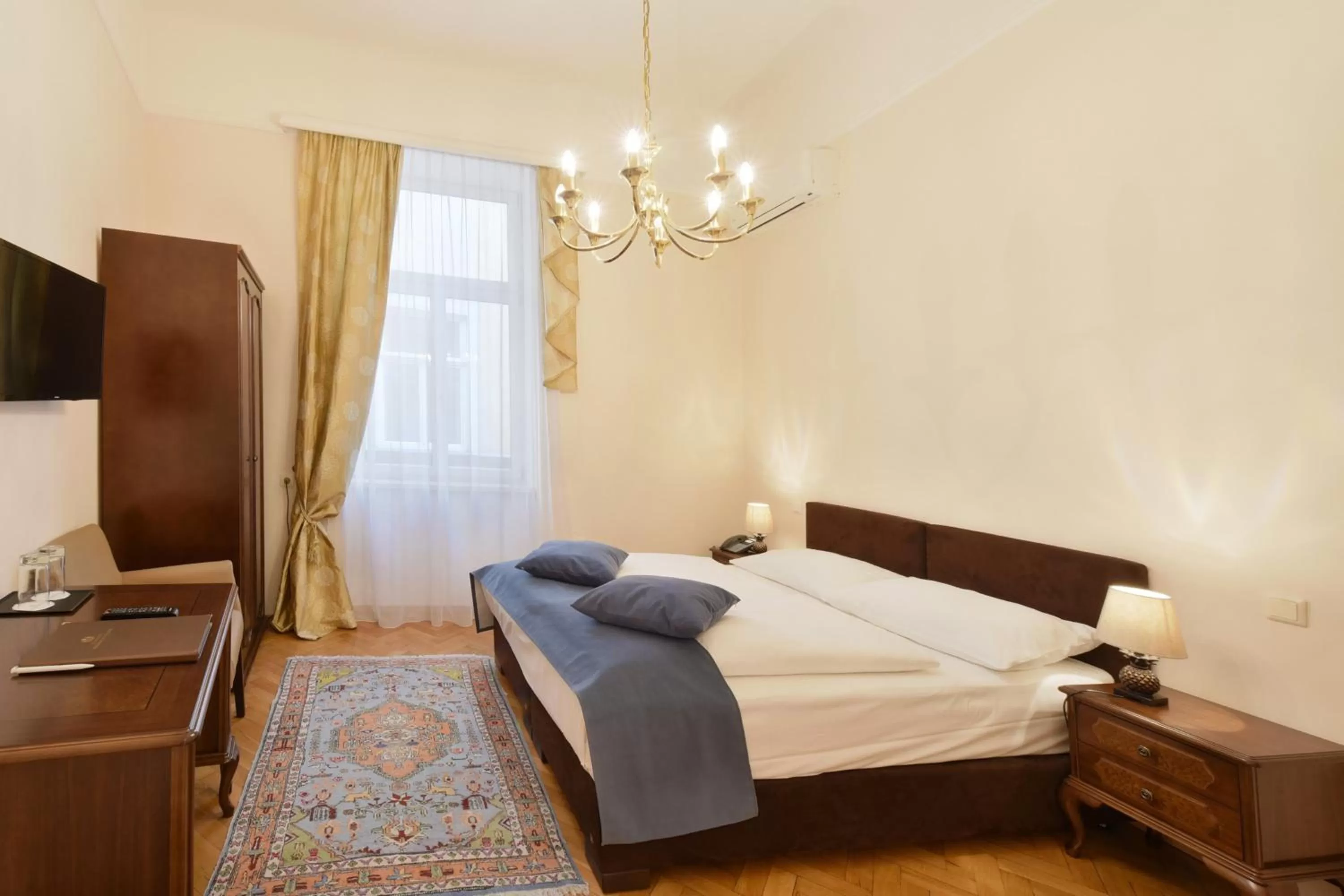 Photo of the whole room, Bed in Palais-Hotel Erzherzog Johann