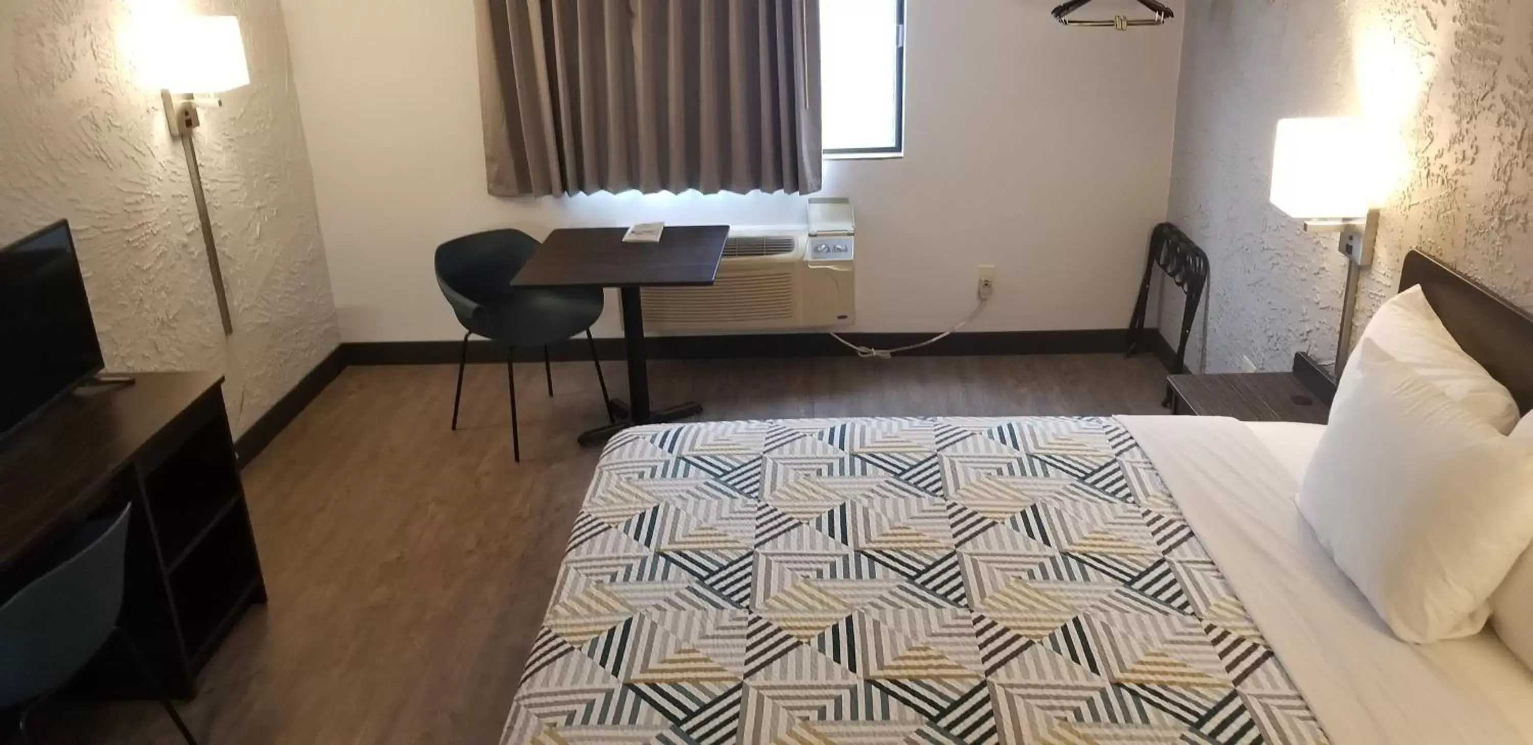 Bed in Motel 6-Elk Grove Village, IL - O'Hare