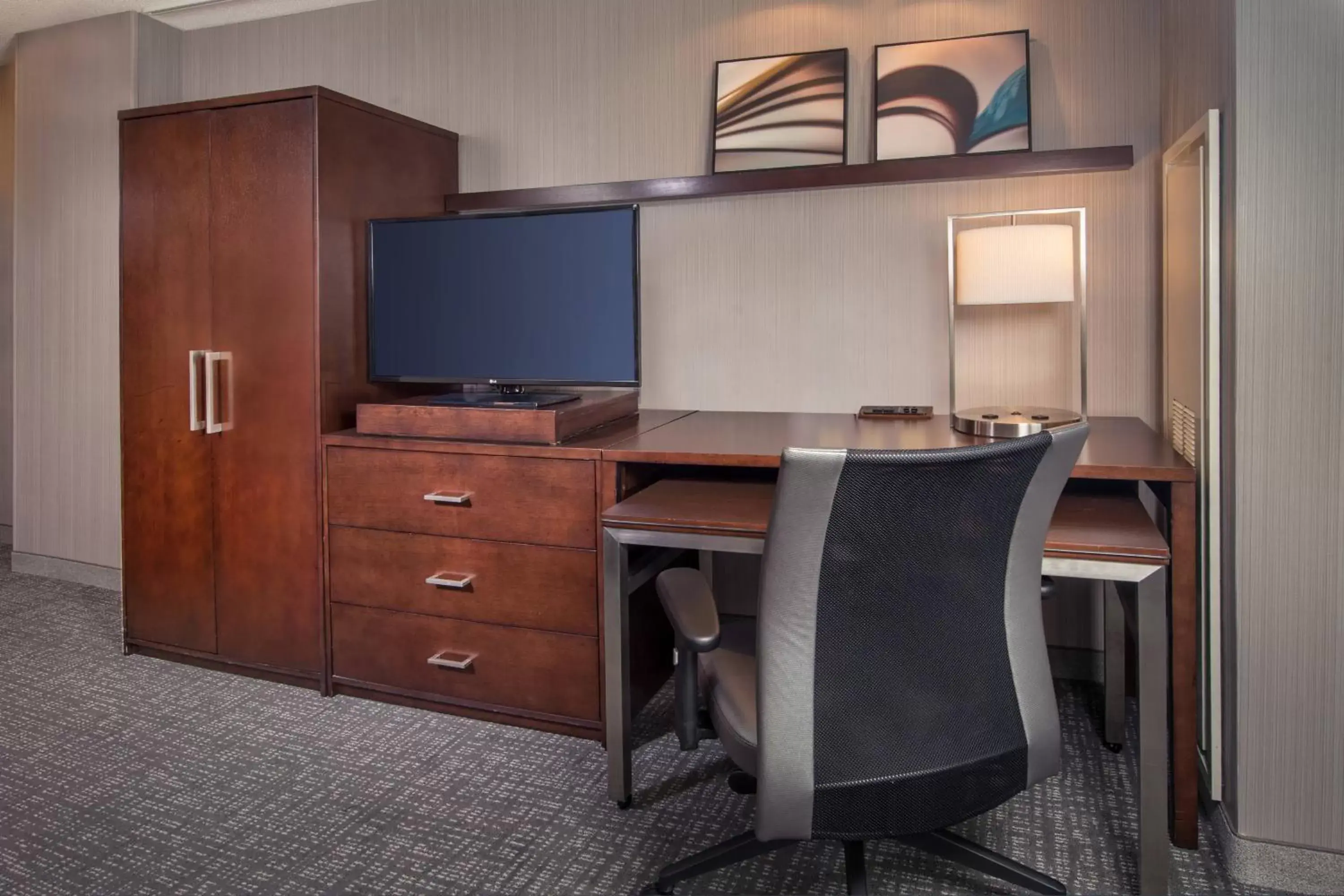 Photo of the whole room, TV/Entertainment Center in Courtyard Washington, DC/U.S. Capitol