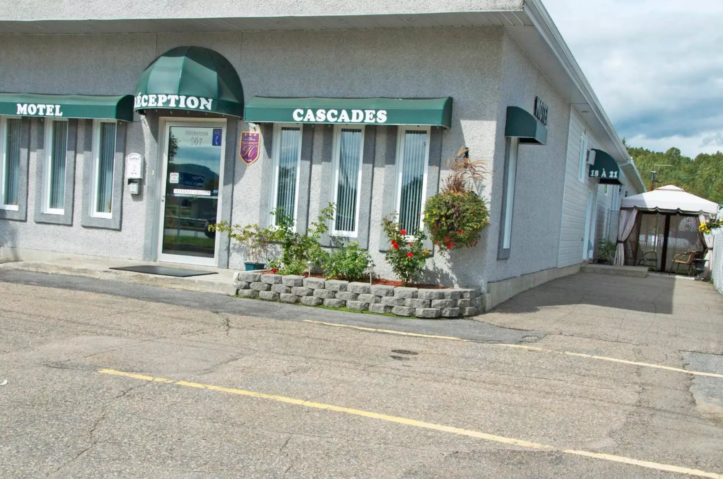 Facade/entrance, Property Building in Motel Des Cascades