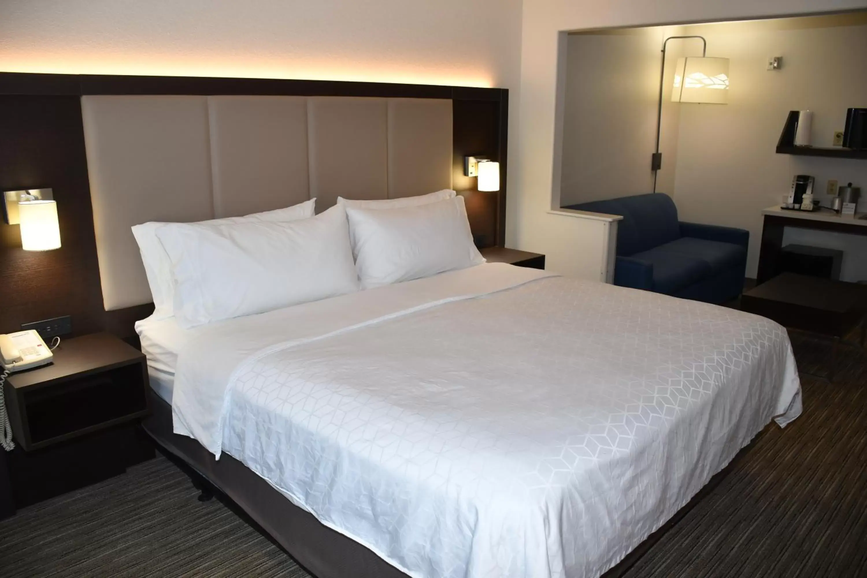 Bed in Holiday Inn Express Hotel & Suites Evanston, an IHG Hotel