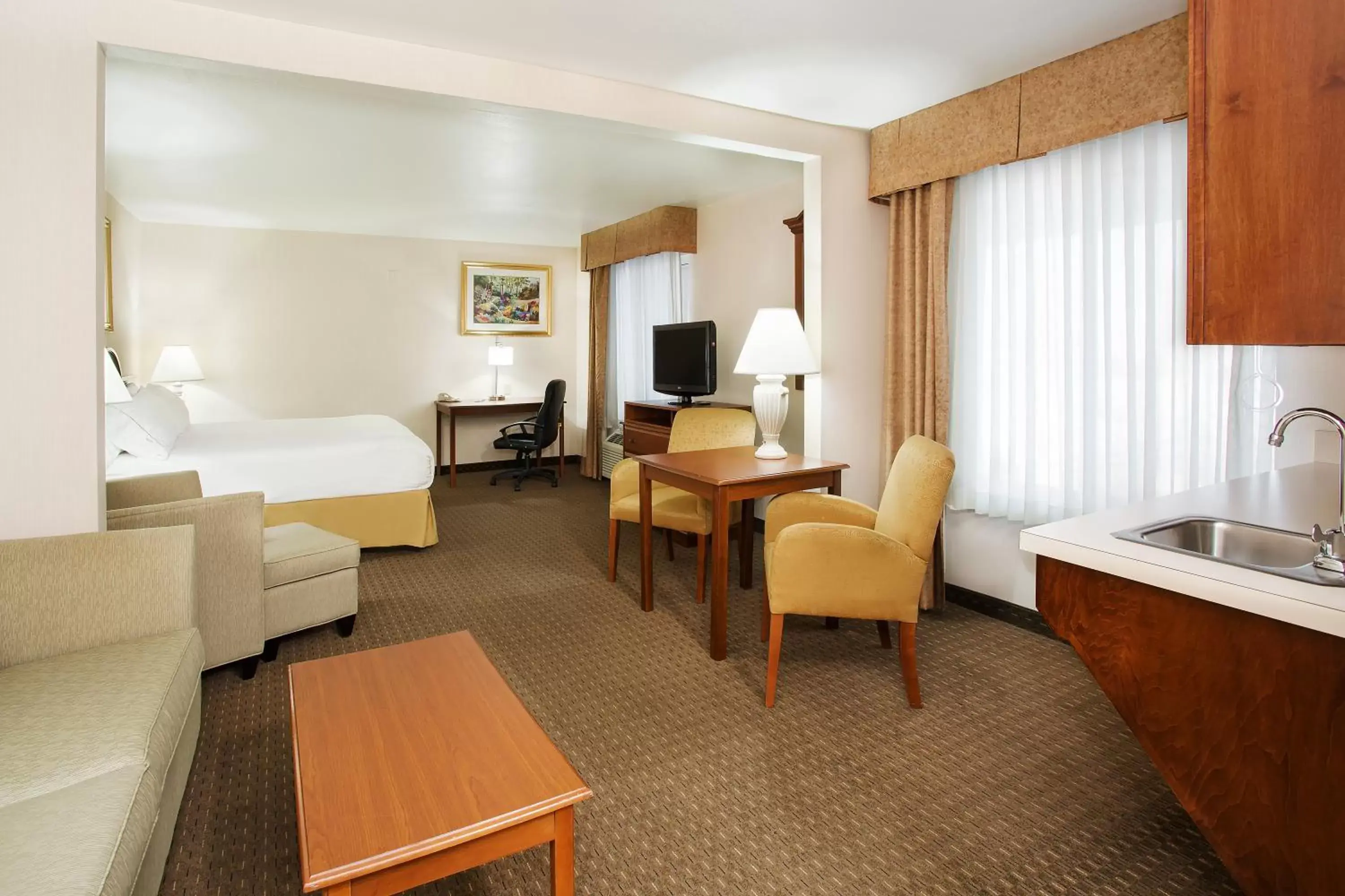 Photo of the whole room, Seating Area in Holiday Inn Express Hotel & Suites Marion, an IHG Hotel