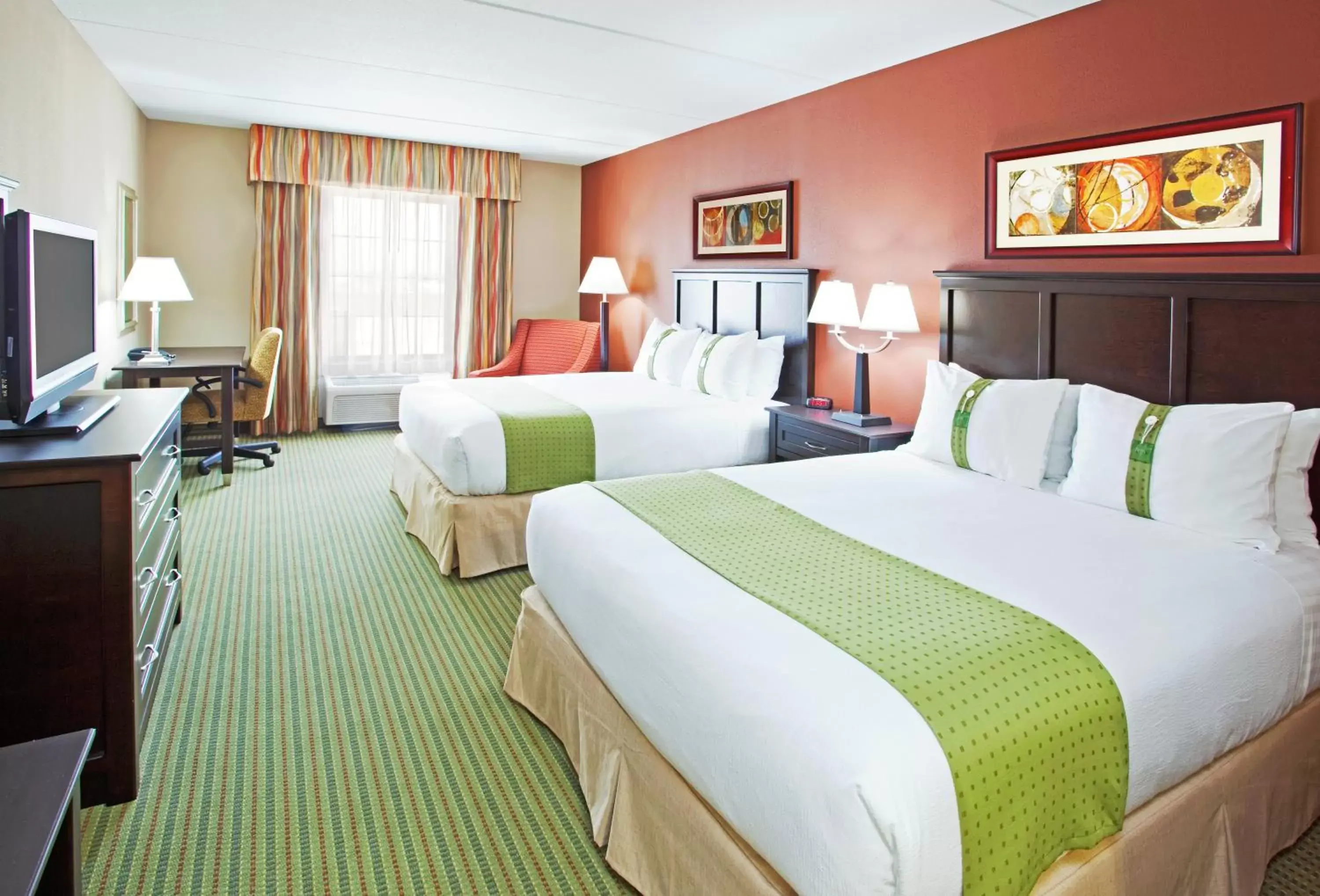 Photo of the whole room, Bed in Holiday Inn Midland, an IHG Hotel