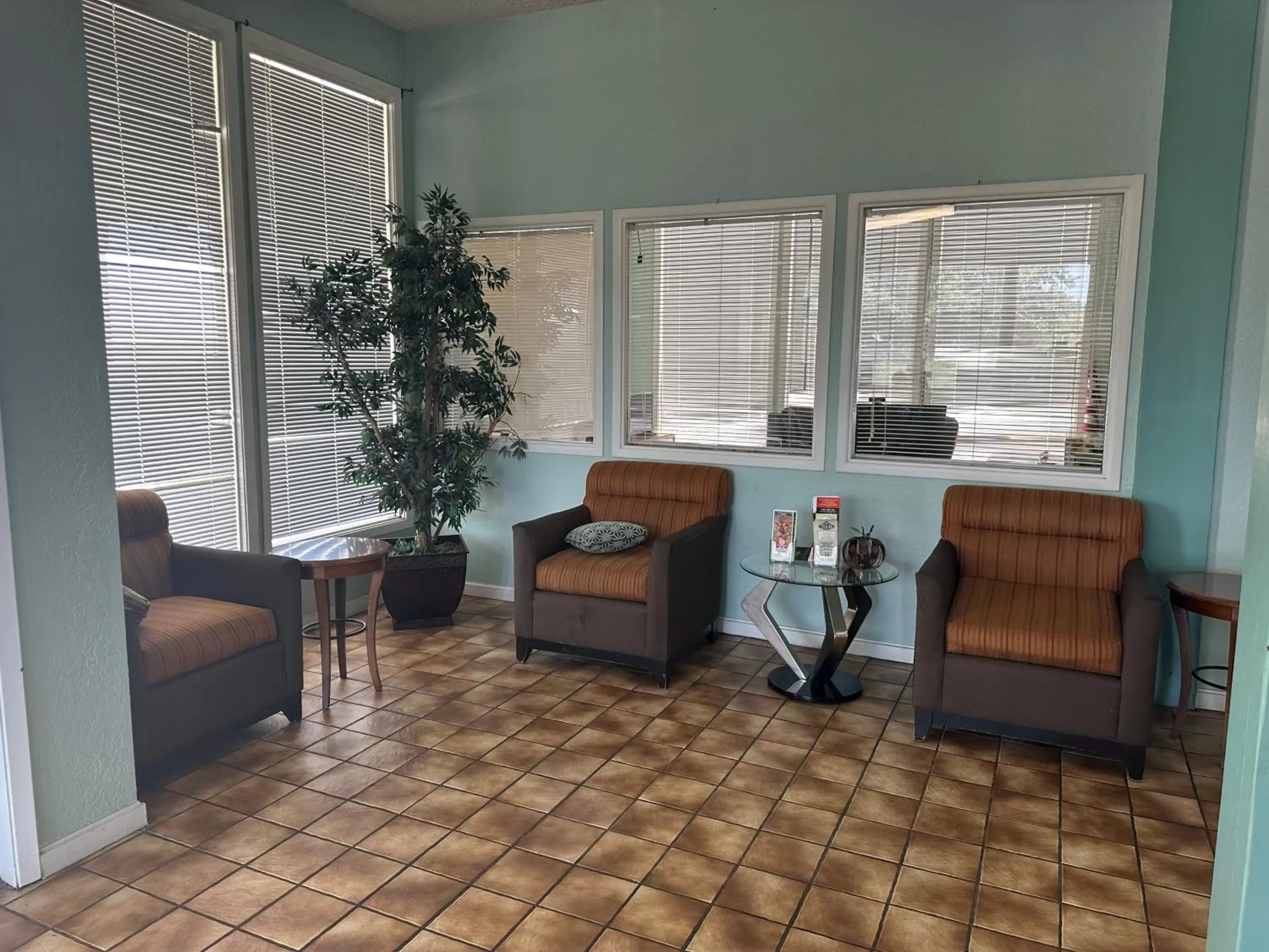 Seating Area in HillView Inn at Six Flags Fiesta