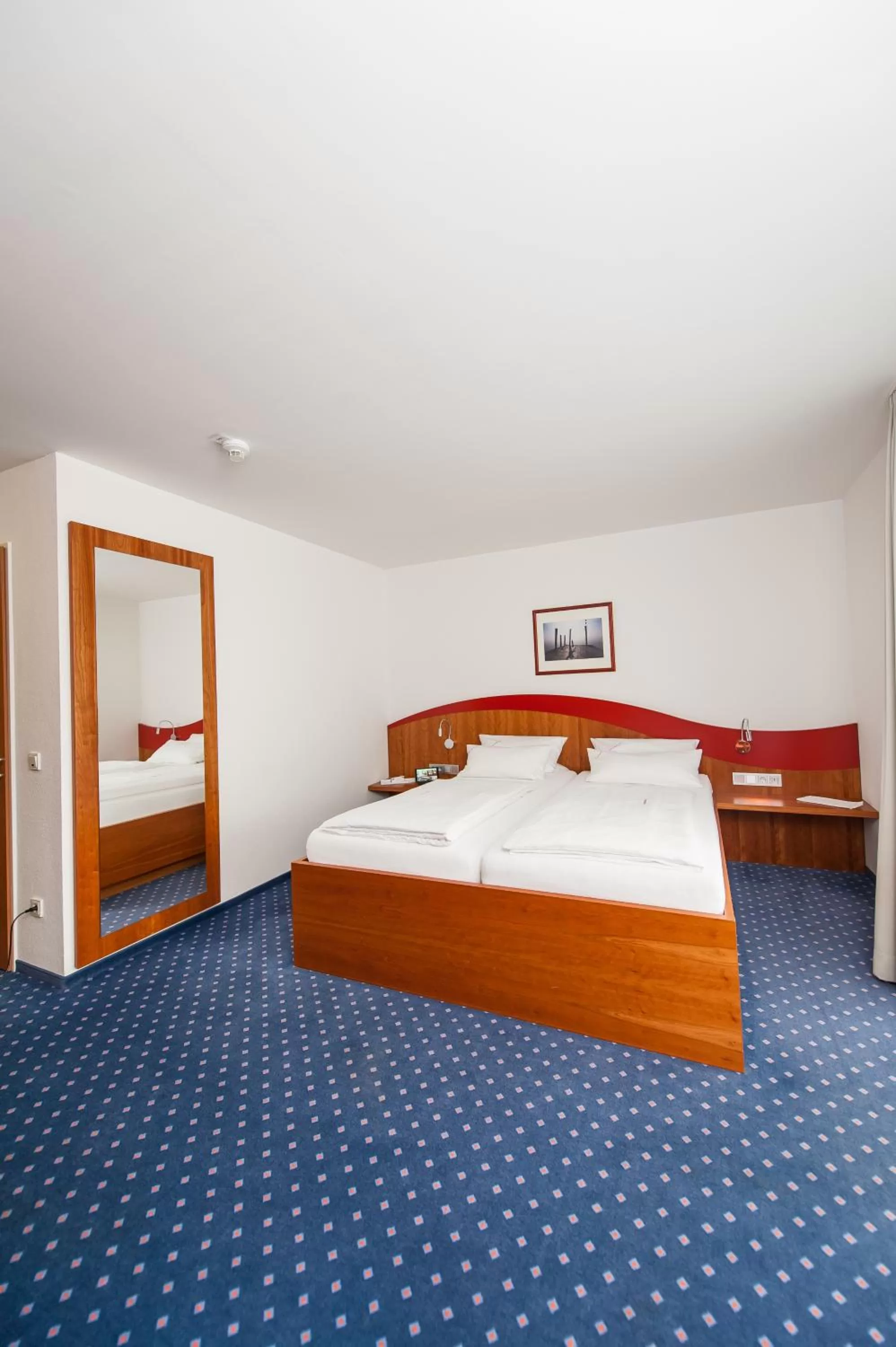 Photo of the whole room, Bed in Komforthotel Butjadinger Tor