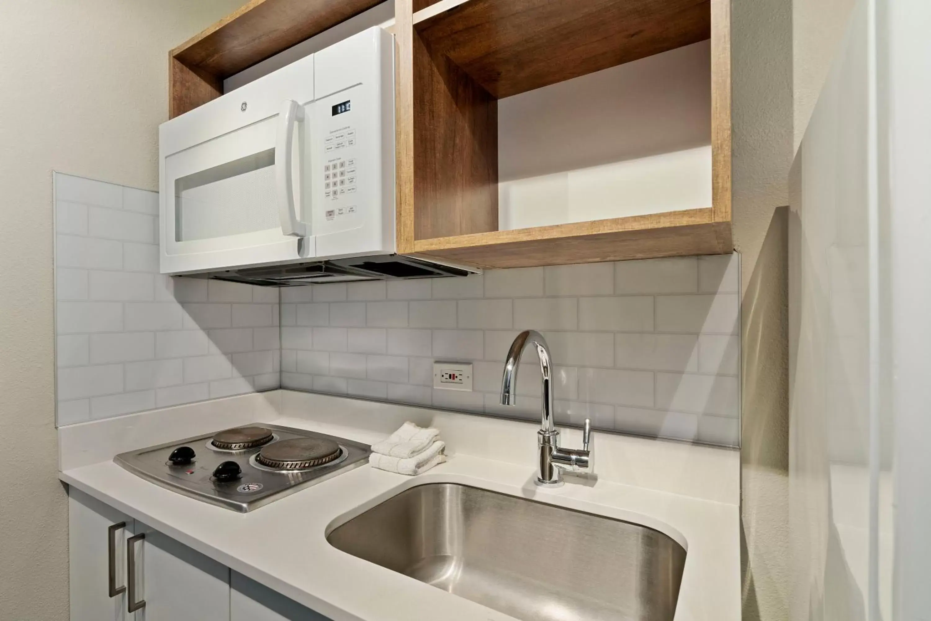 Kitchen or kitchenette, Kitchen/Kitchenette in Extended Stay America Suites - Seattle - Redmond