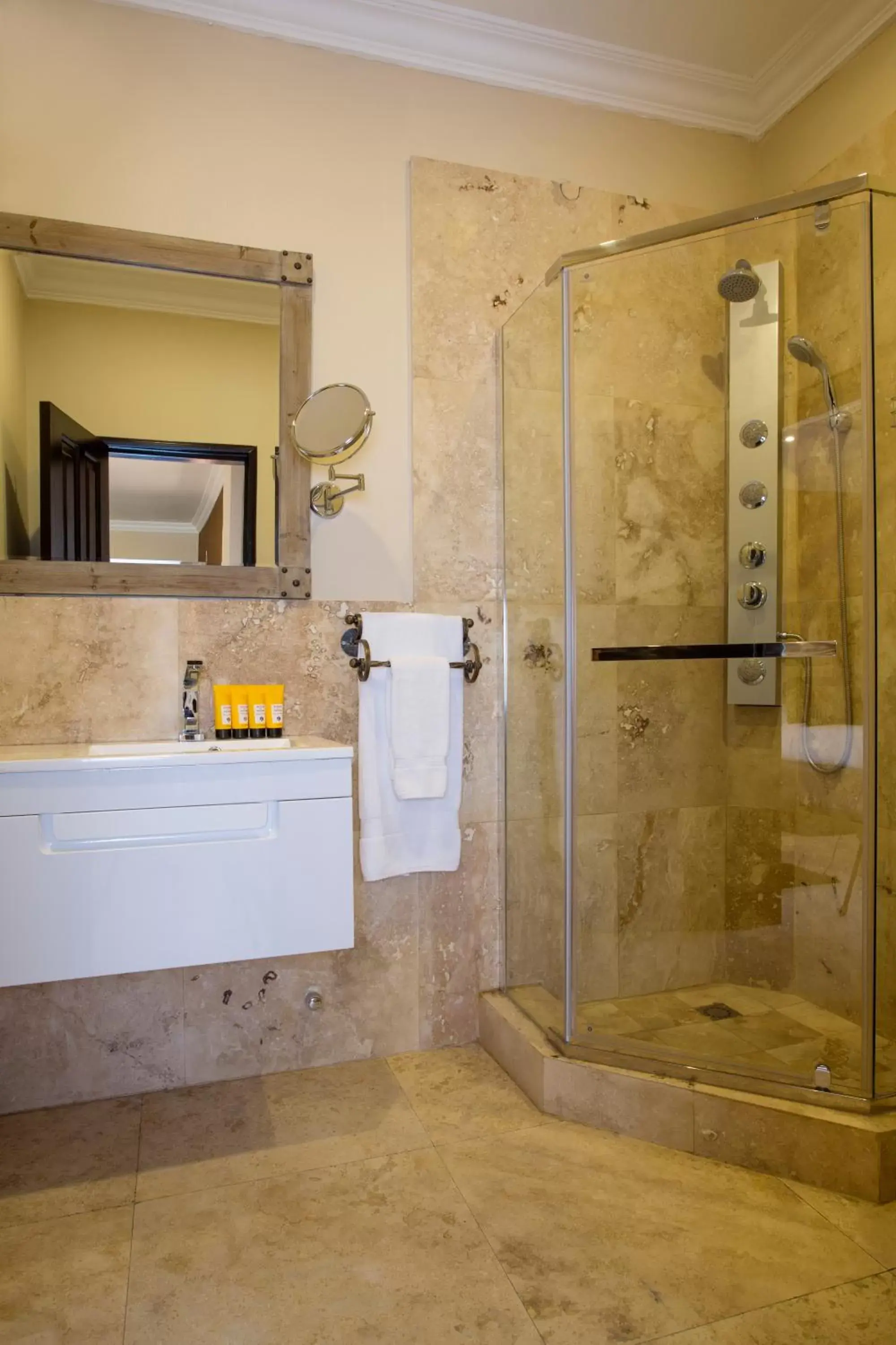 Shower, Bathroom in Villa Monticello Boutique Hotel