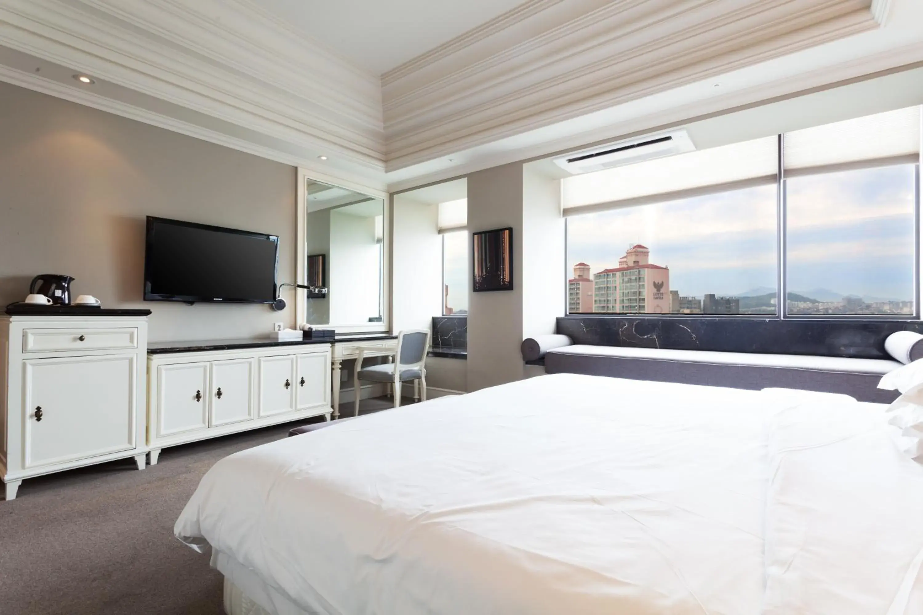 Bedroom, TV/Entertainment Center in The Riverside Hotel