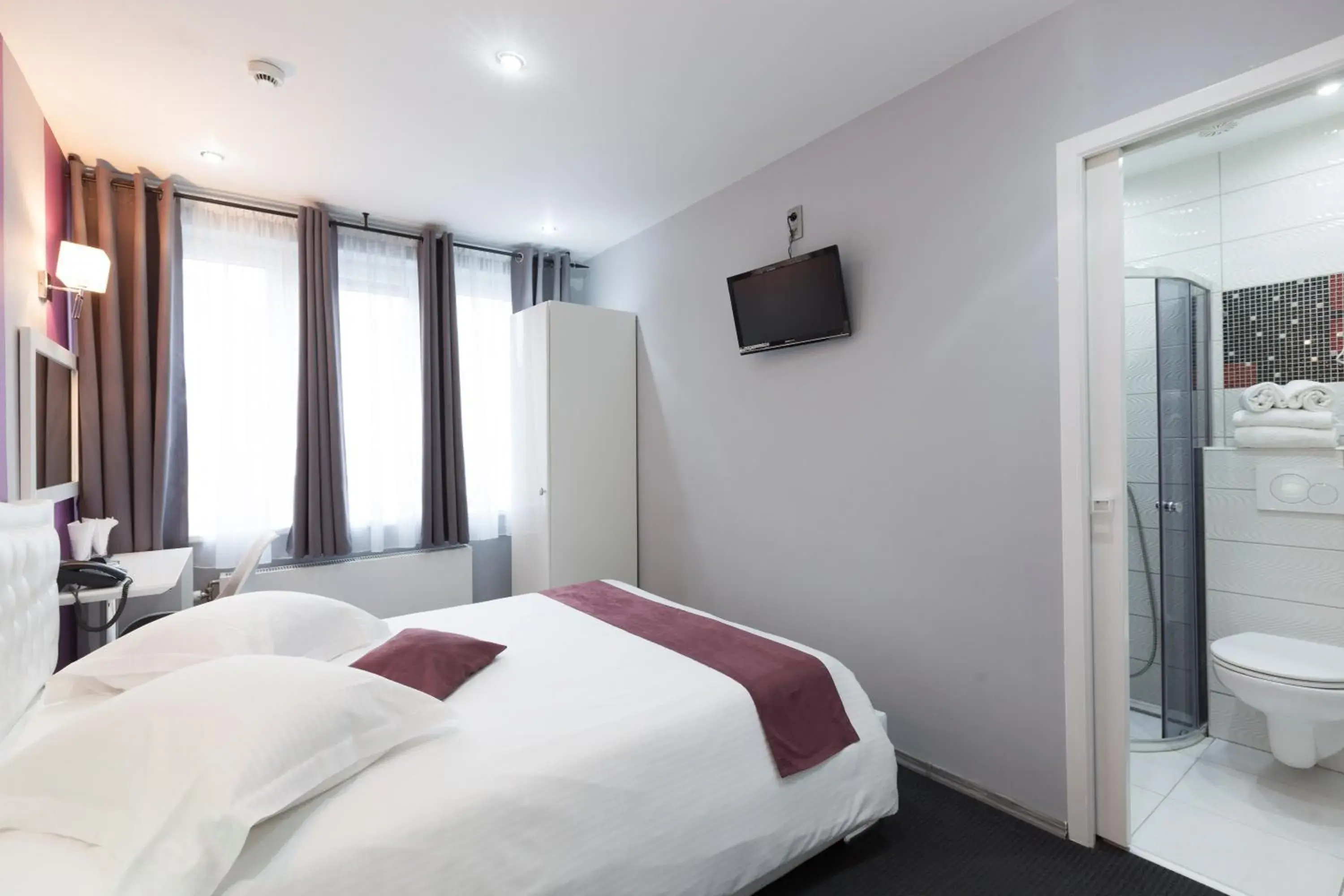 Bedroom, Bed in Hotel Phenix