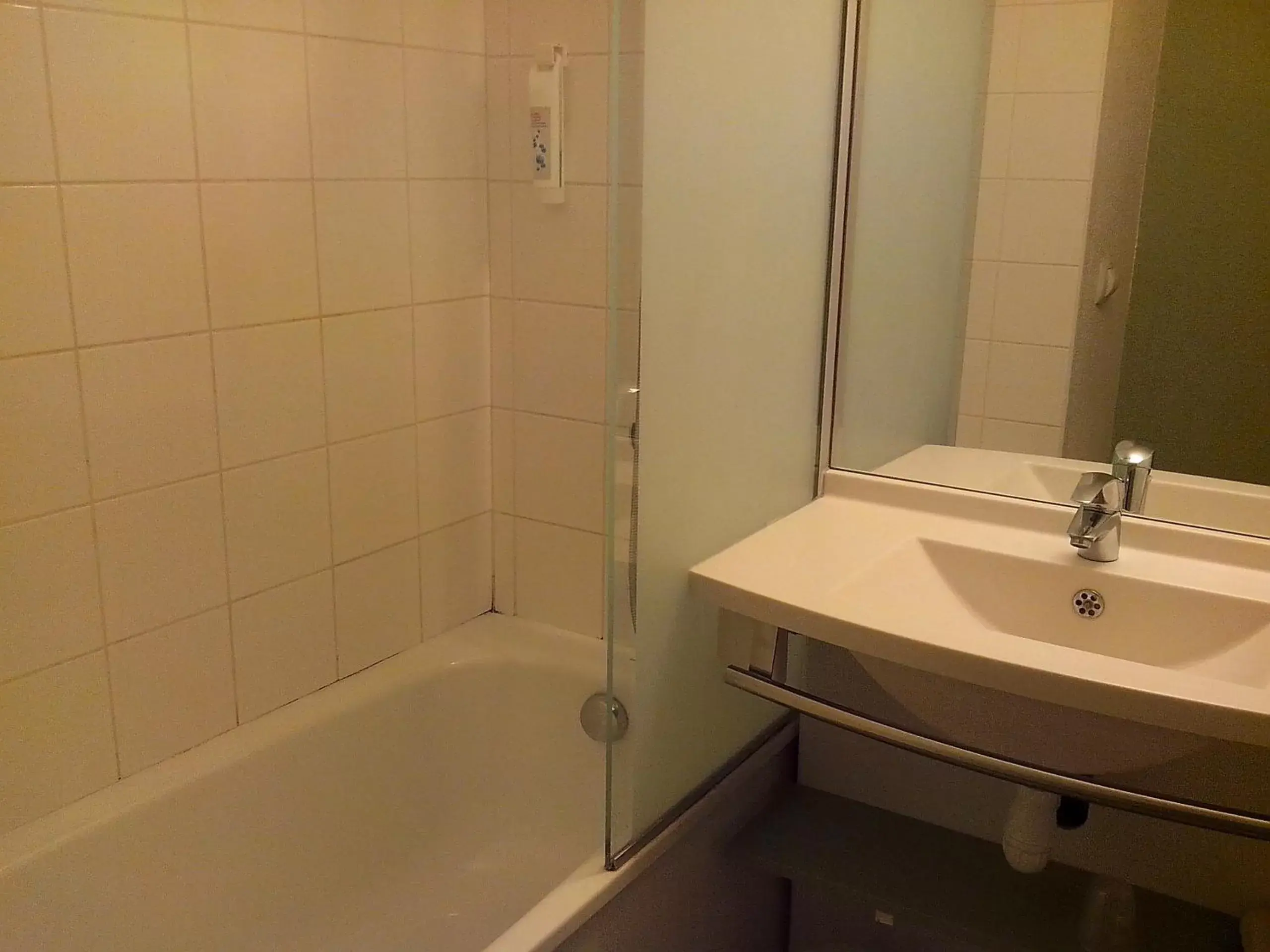 Bedroom, Bathroom in ibis budget Poitiers Sud