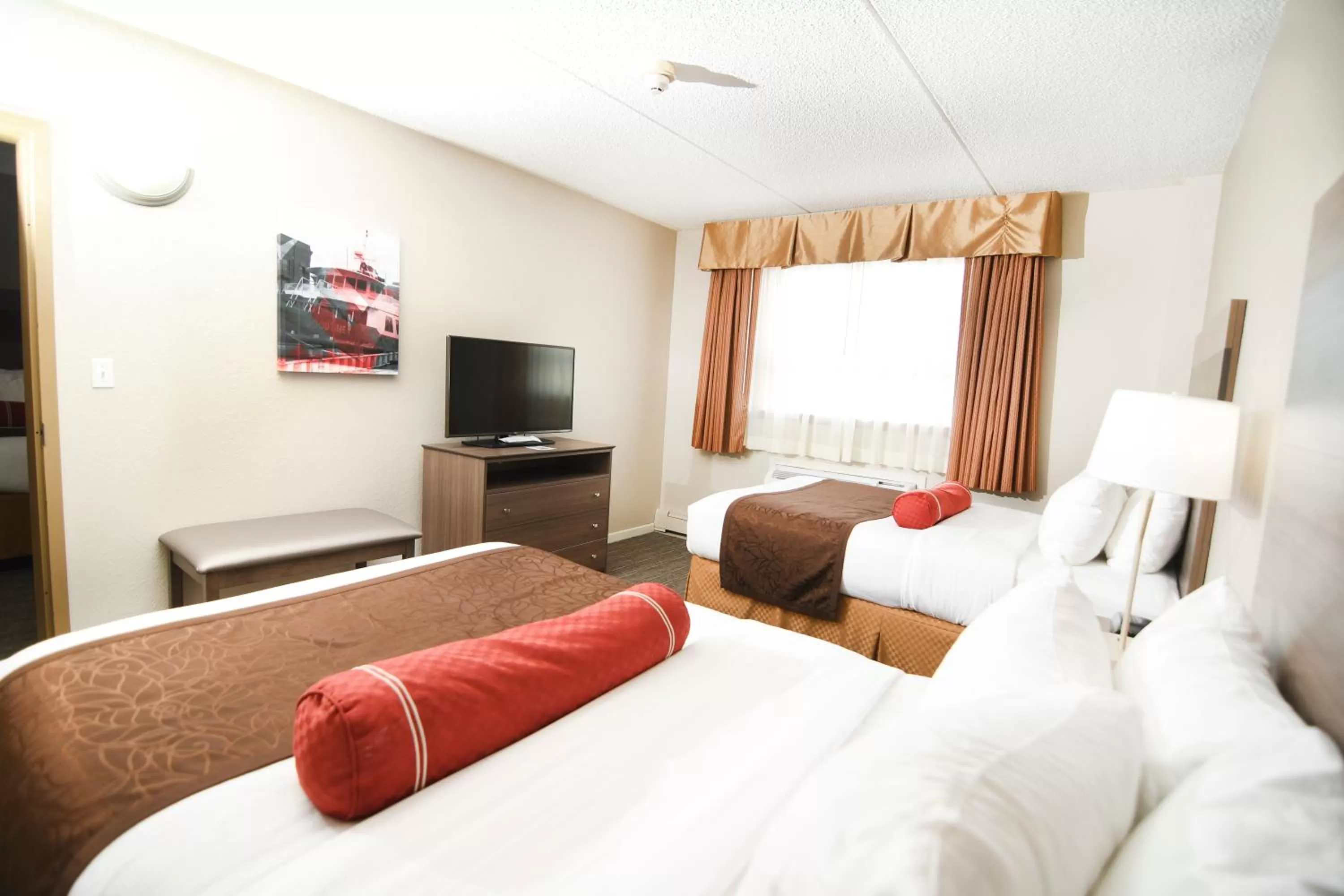 Photo of the whole room, Bed in Best Western Plus Sandusky Hotel & Suites