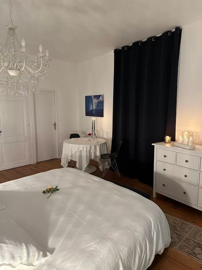 People, Bed in La Maison de Milie