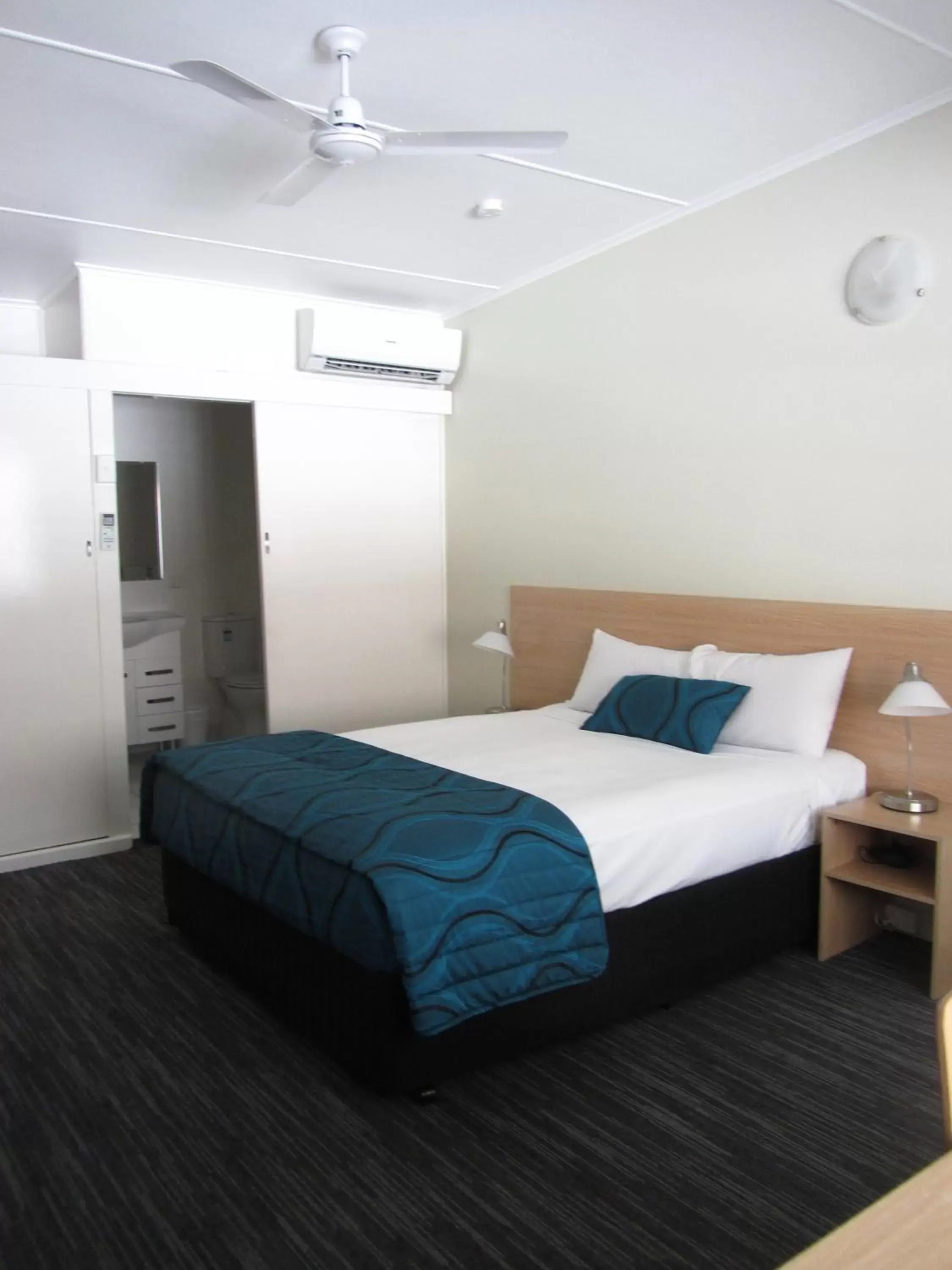 Photo of the whole room, Bed in Urangan Motor Inn