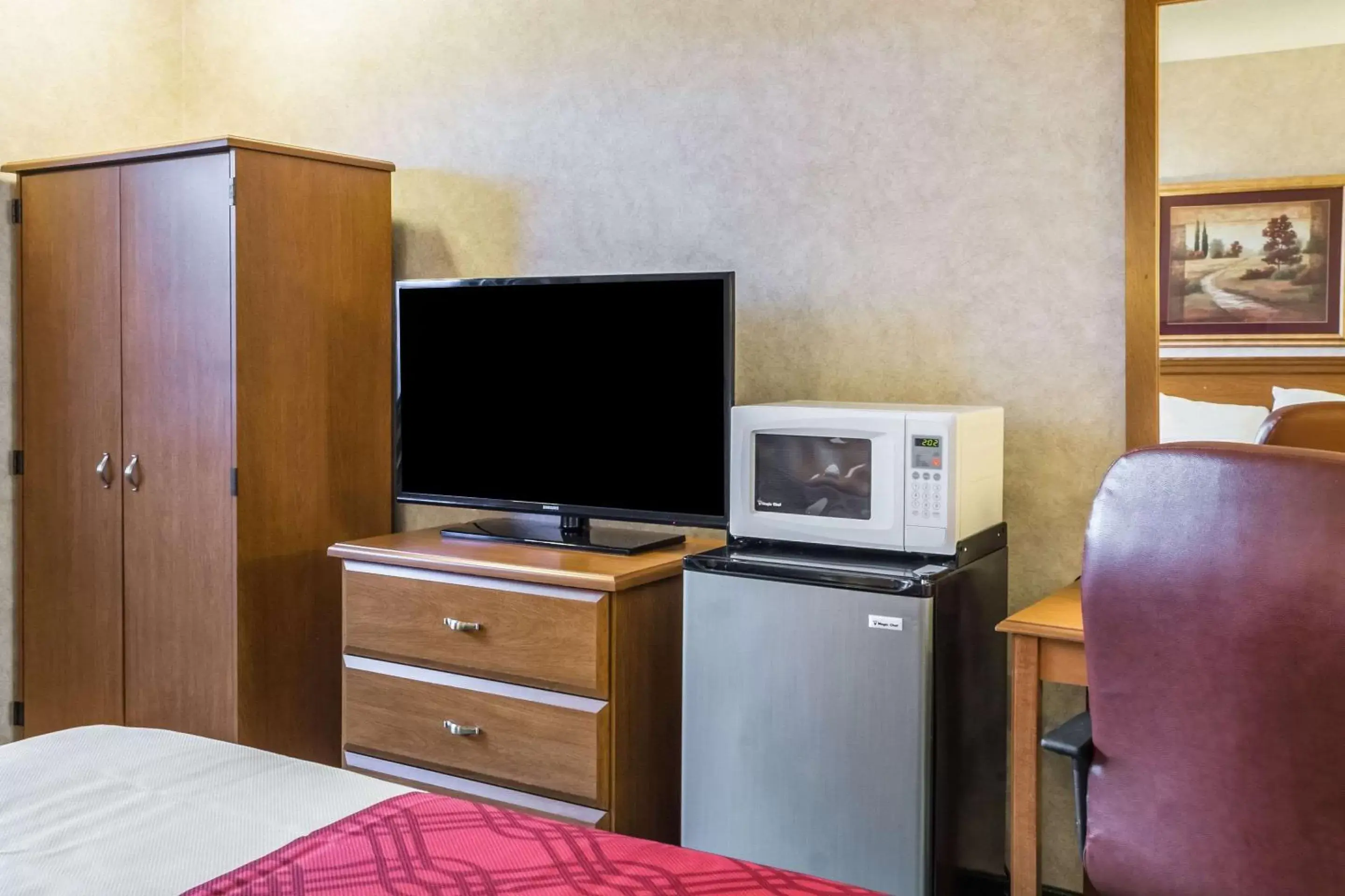 TV and multimedia, TV/Entertainment Center in Econo Lodge North Sioux Falls