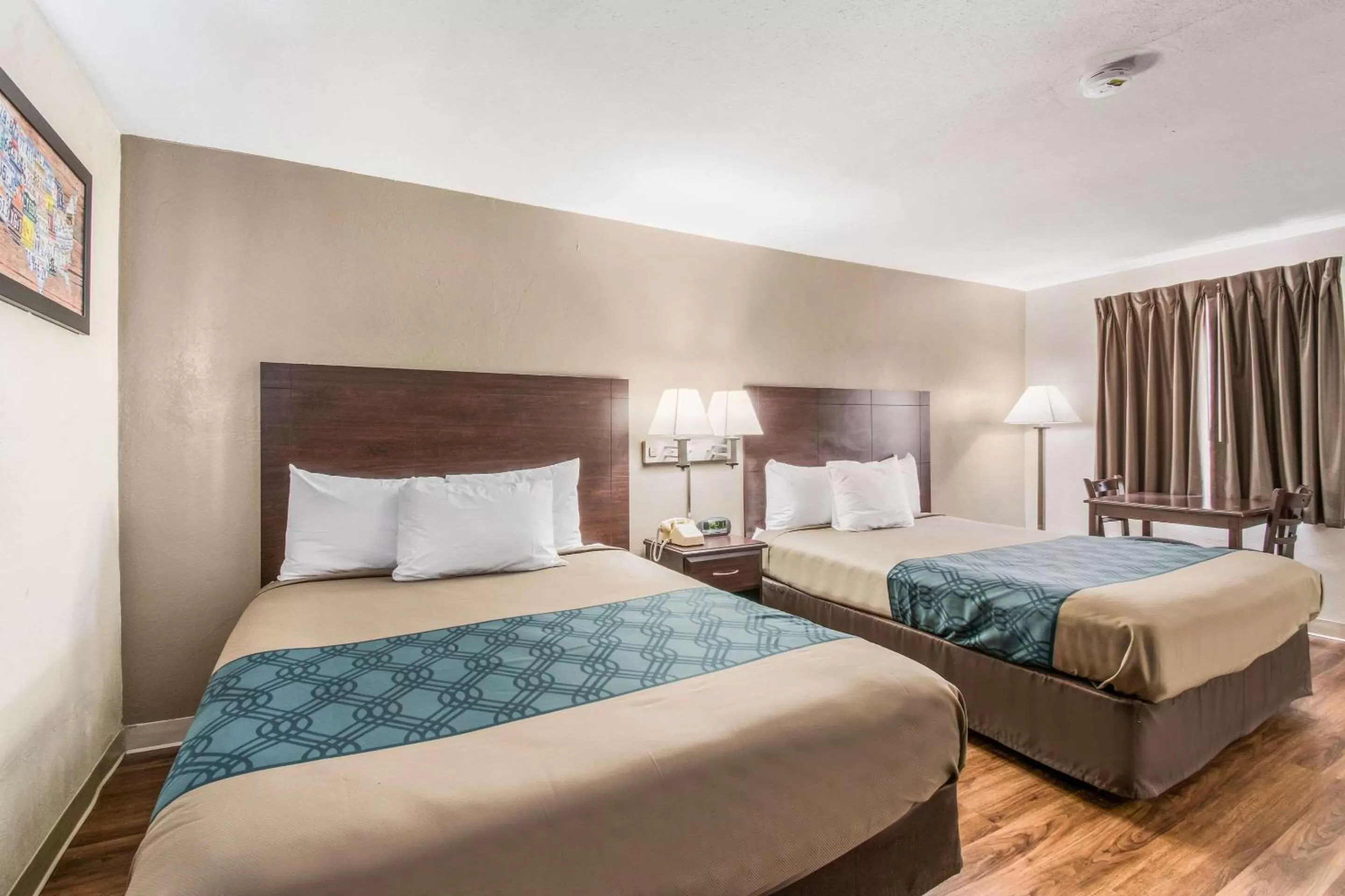 Photo of the whole room, Bed in Econo Lodge Mechanicsburg - Harrisburg West