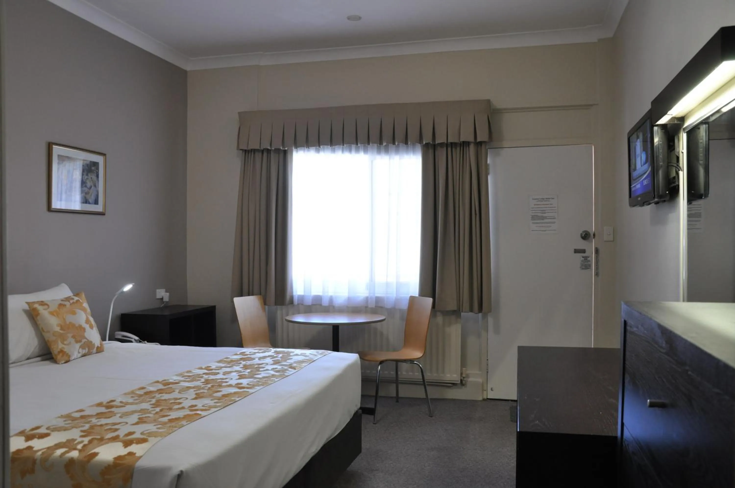 Bedroom, Bed in Country Lodge Motor Inn