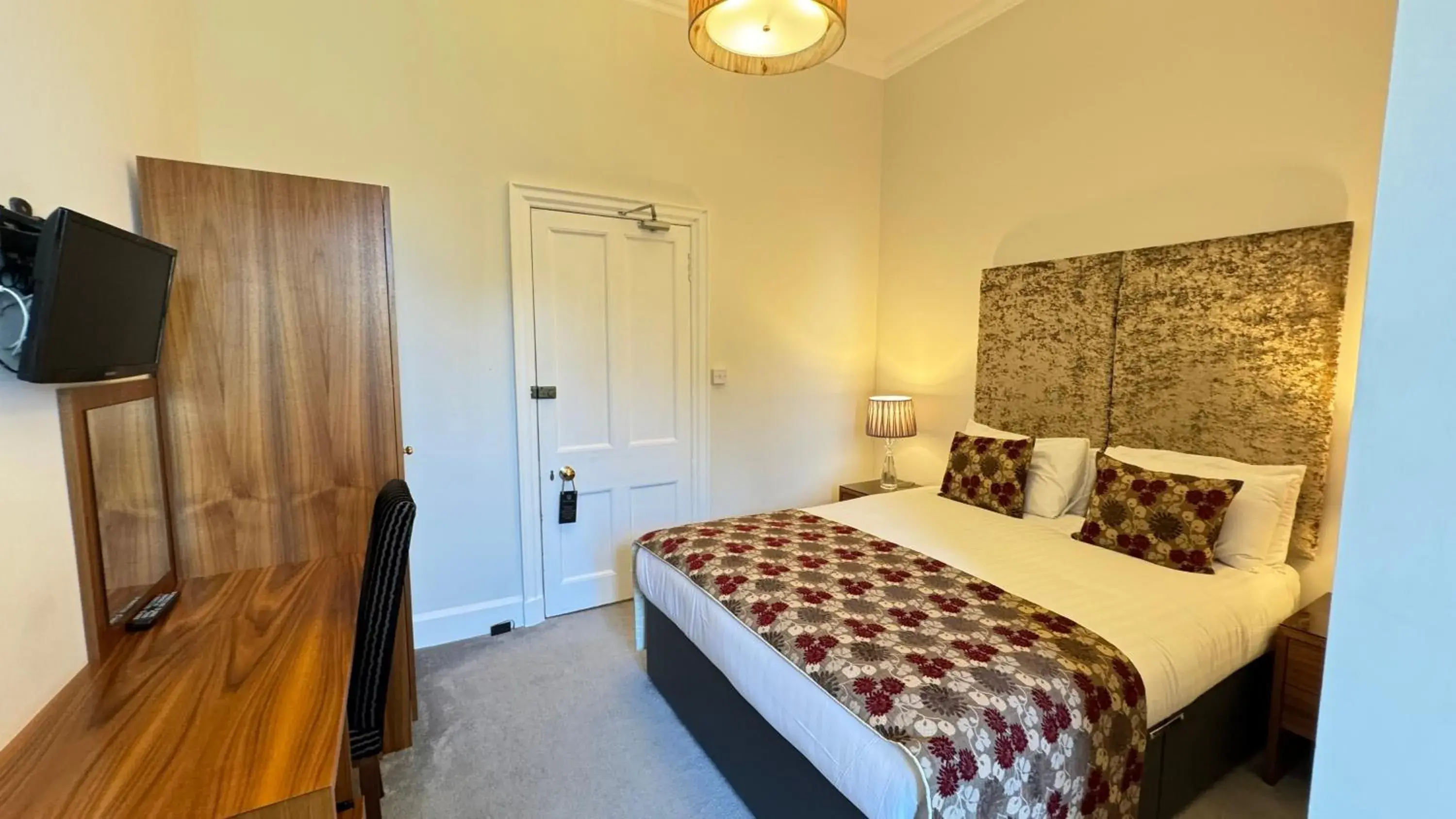 Property building, Bed in Invernairne Guest House