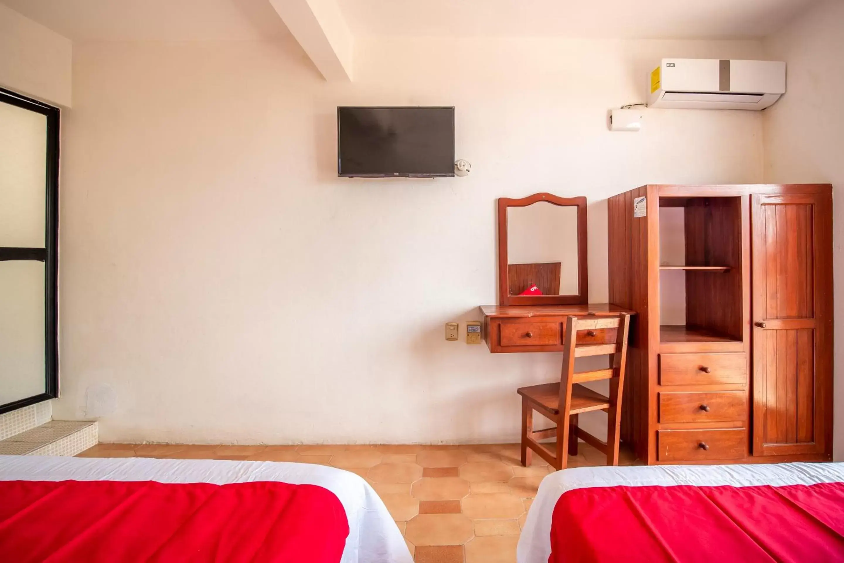 Bedroom, TV/Entertainment Center in OYO Hotel Arena Surf, Puerto Escondido