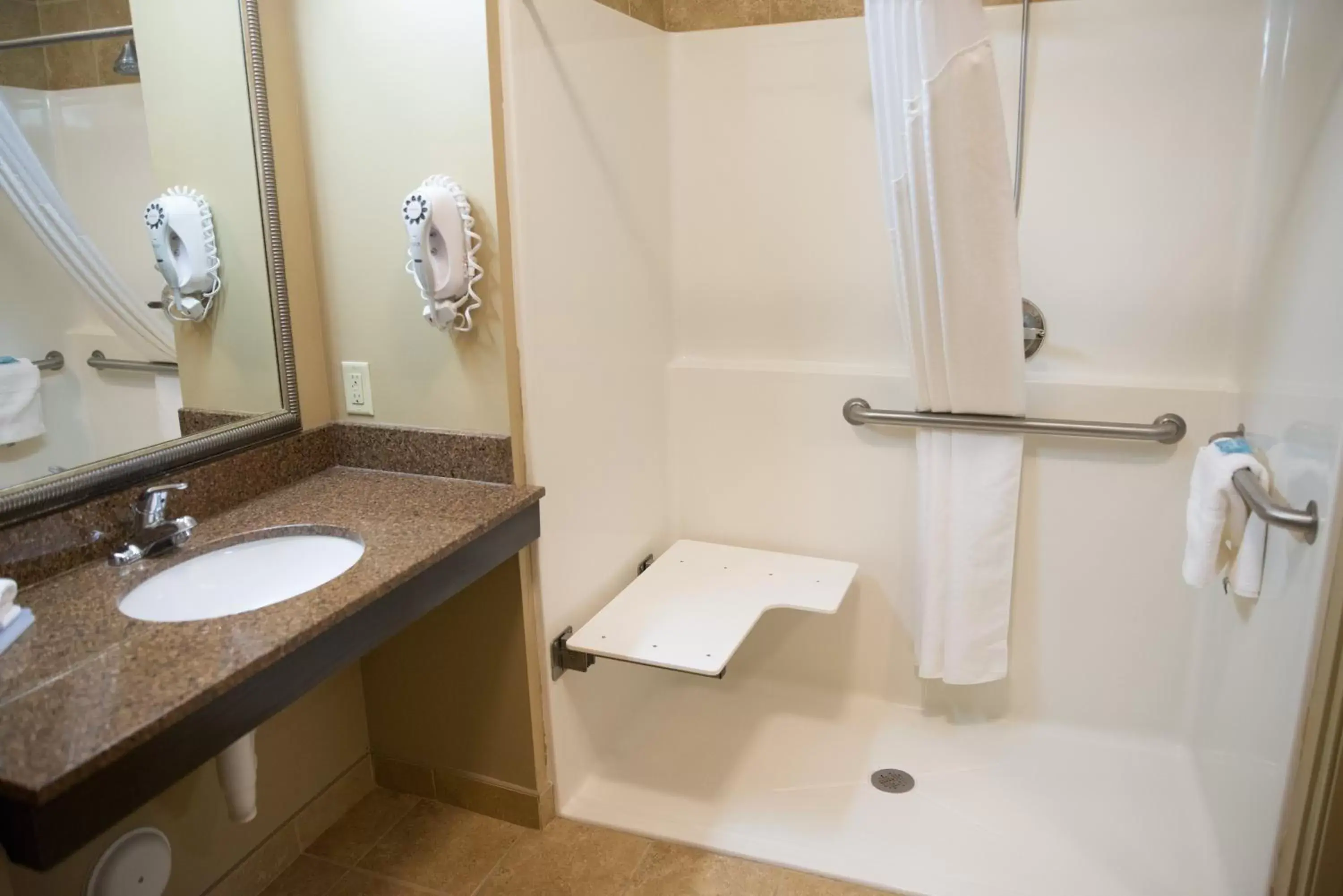 Photo of the whole room, Bathroom in Holiday Inn Express & Suites Northwood