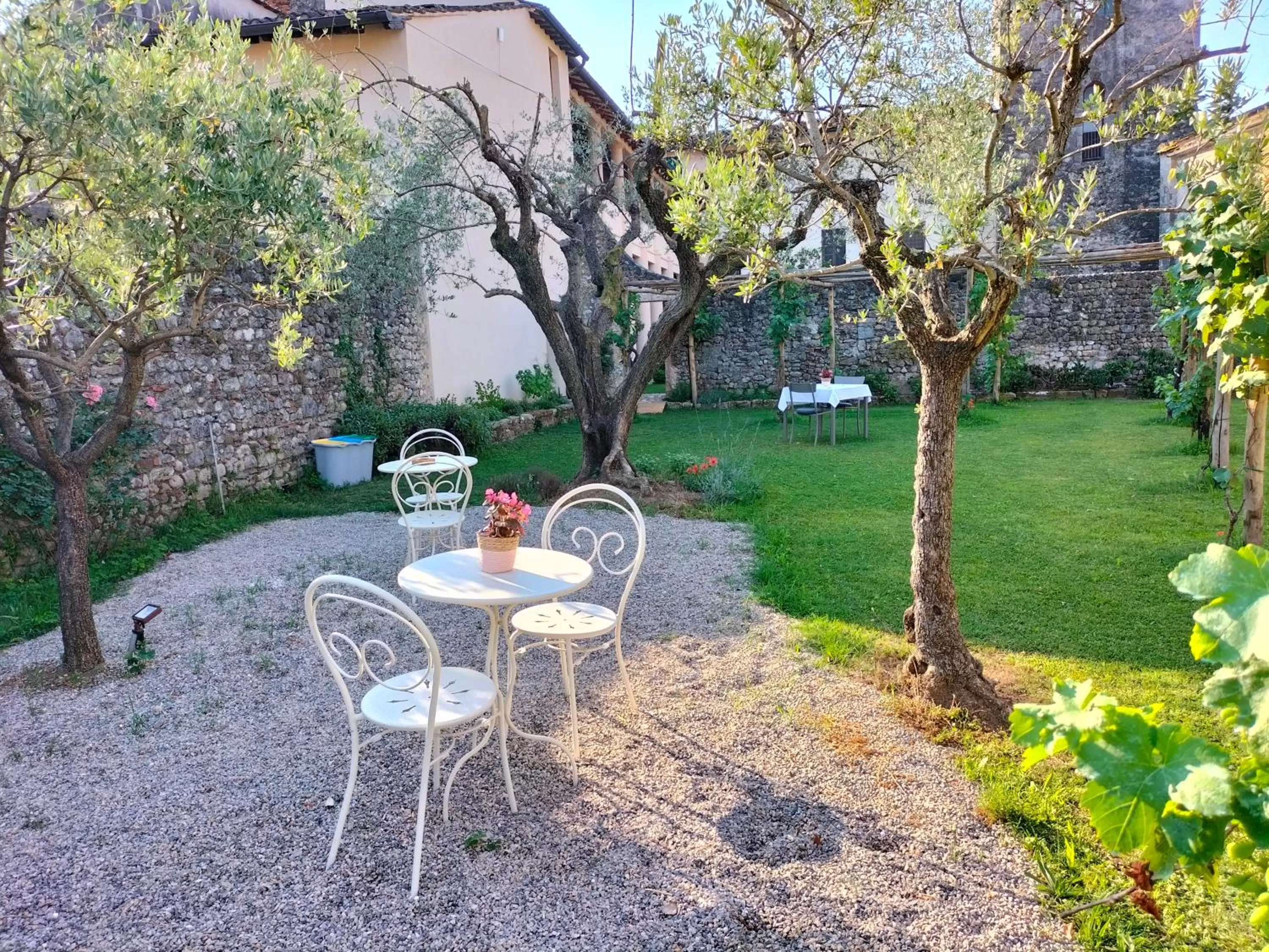 Garden in Badia Giulia Prestigious Historical B&B