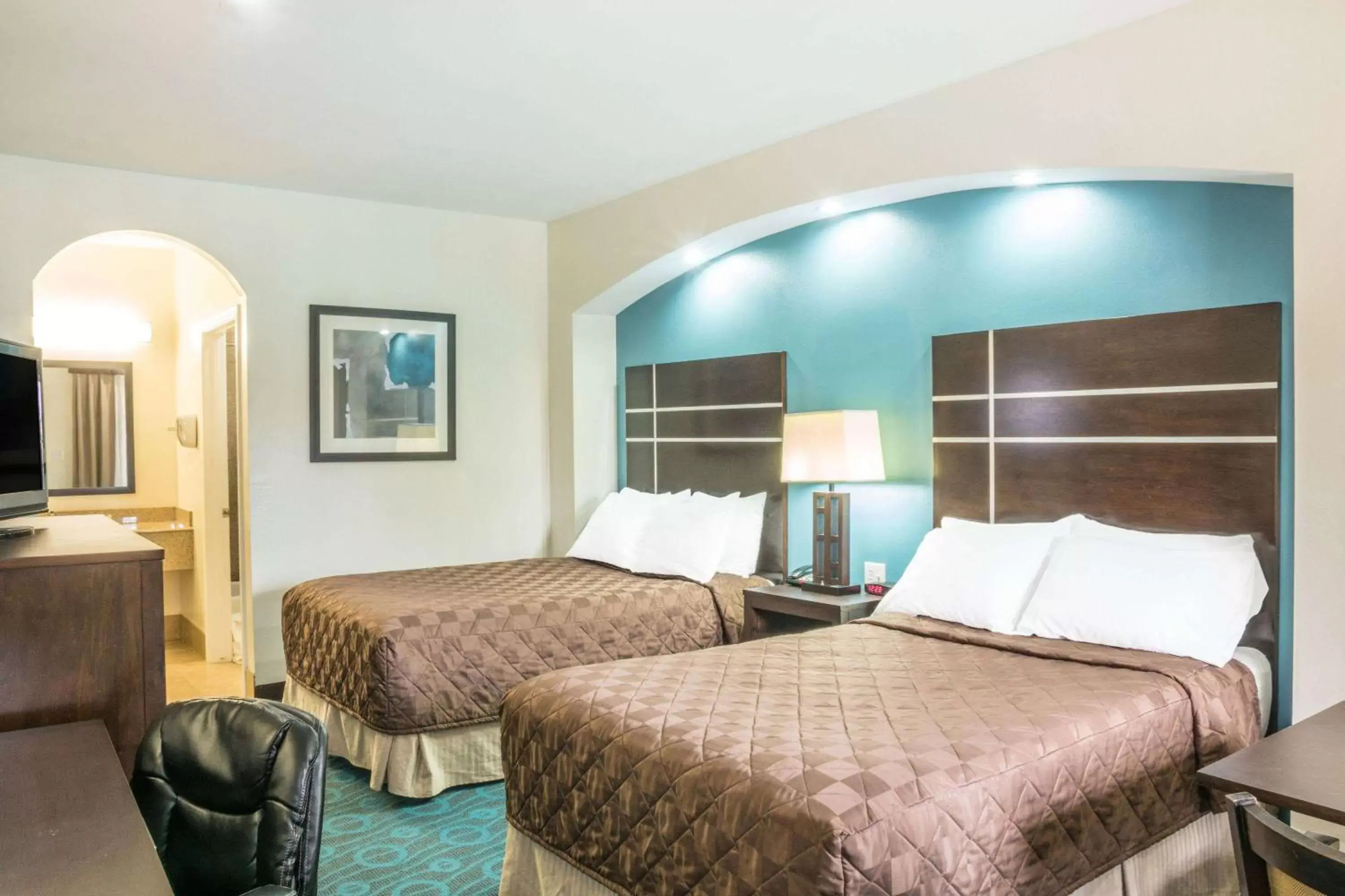 Photo of the whole room, Bed in Days Inn by Wyndham Humble/Houston Intercontinental Airport