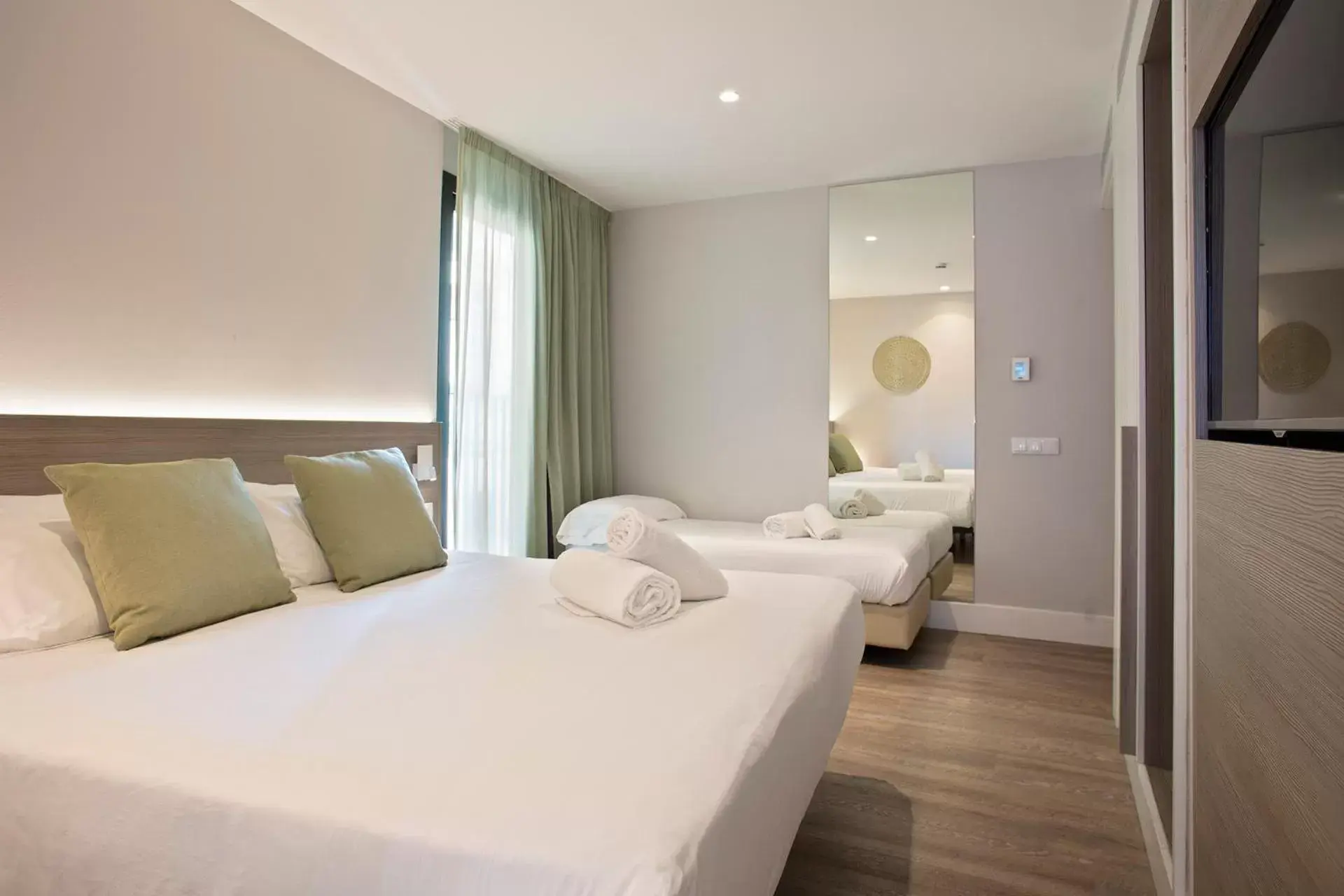 Bed in Niu Barcelona Hotel