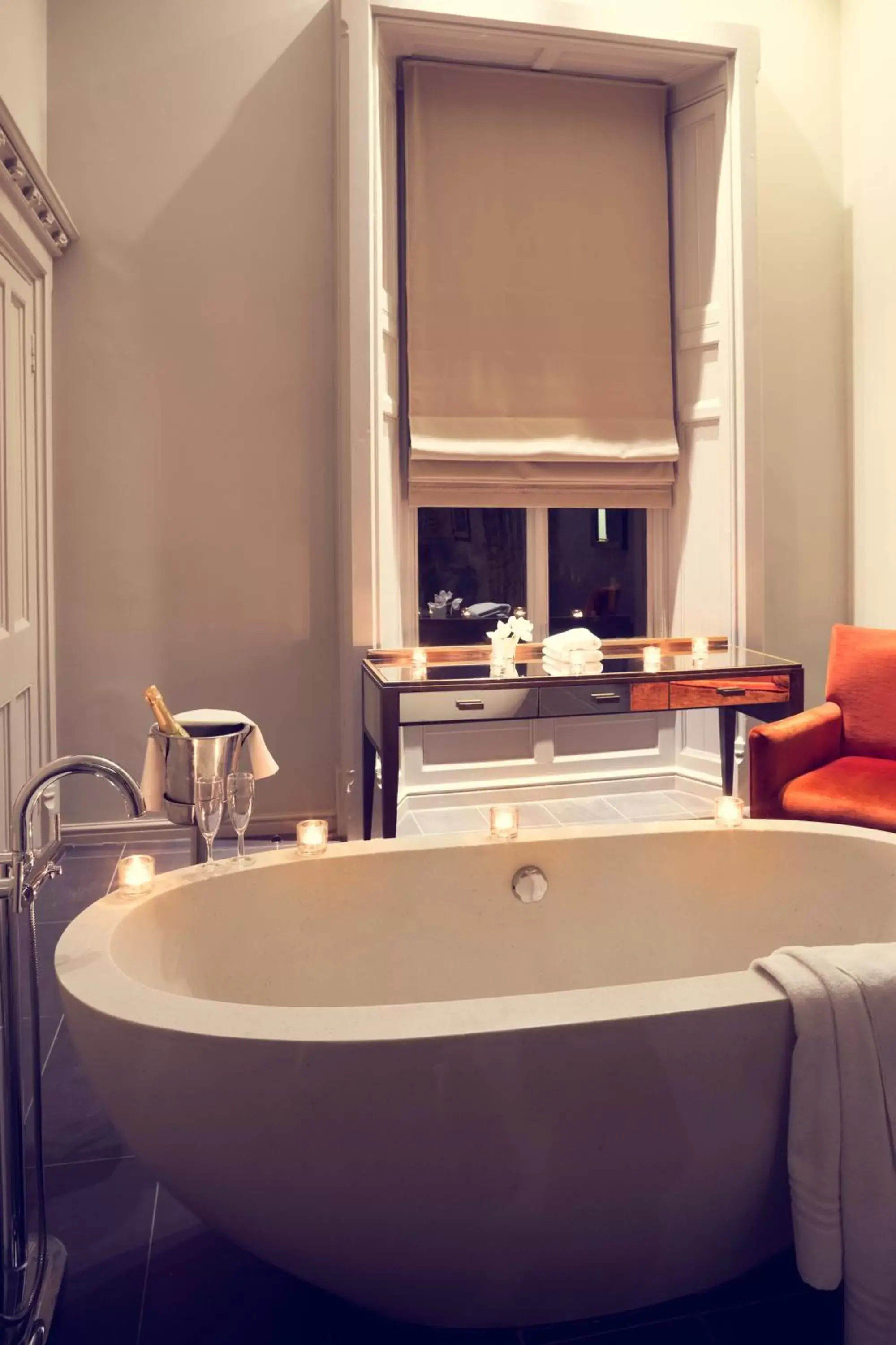 Hot Tub, Bathroom in Mercure Warwickshire Walton Hall Hotel & Spa