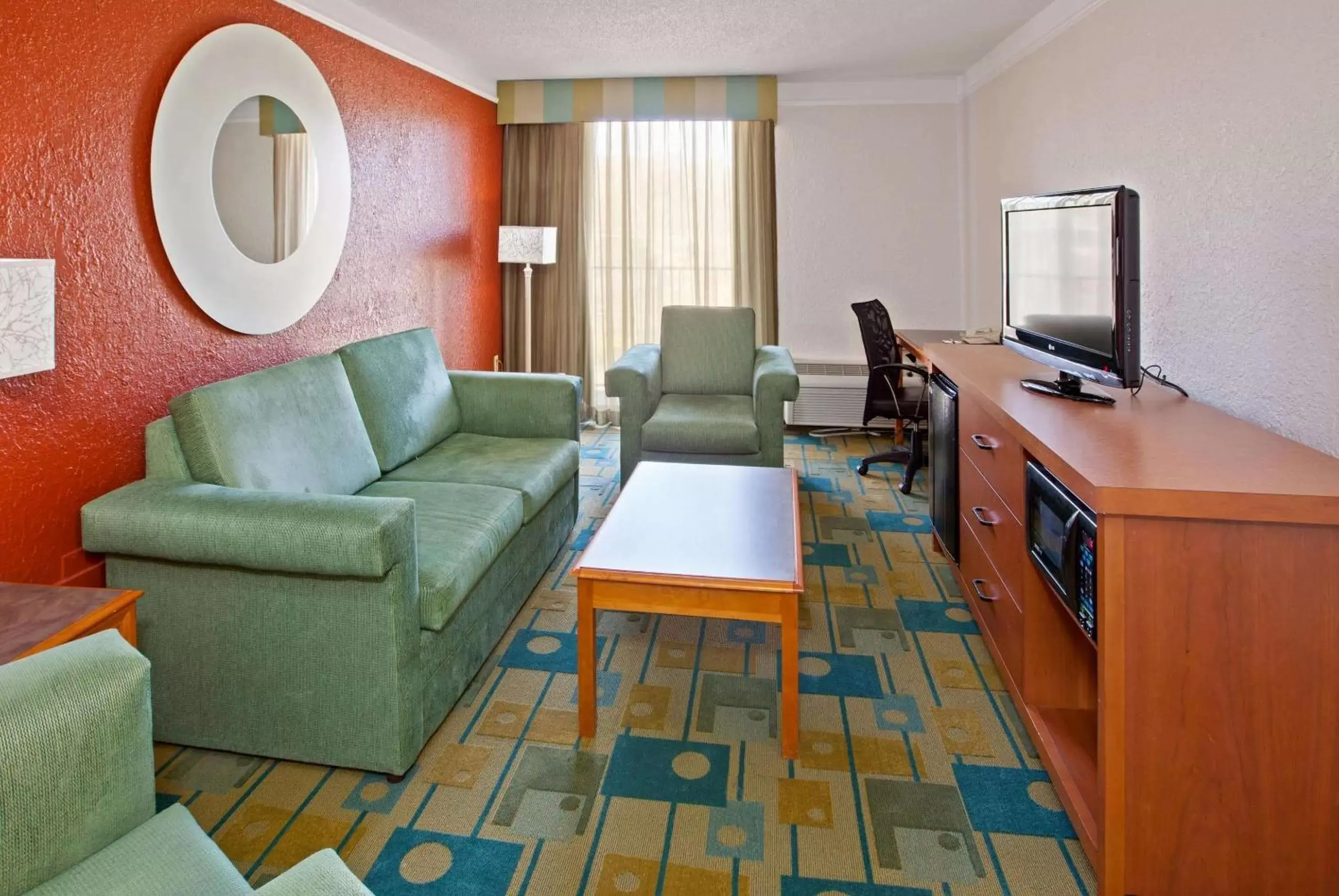 Photo of the whole room, Seating Area in La Quinta by Wyndham Nashville Airport/Opryland