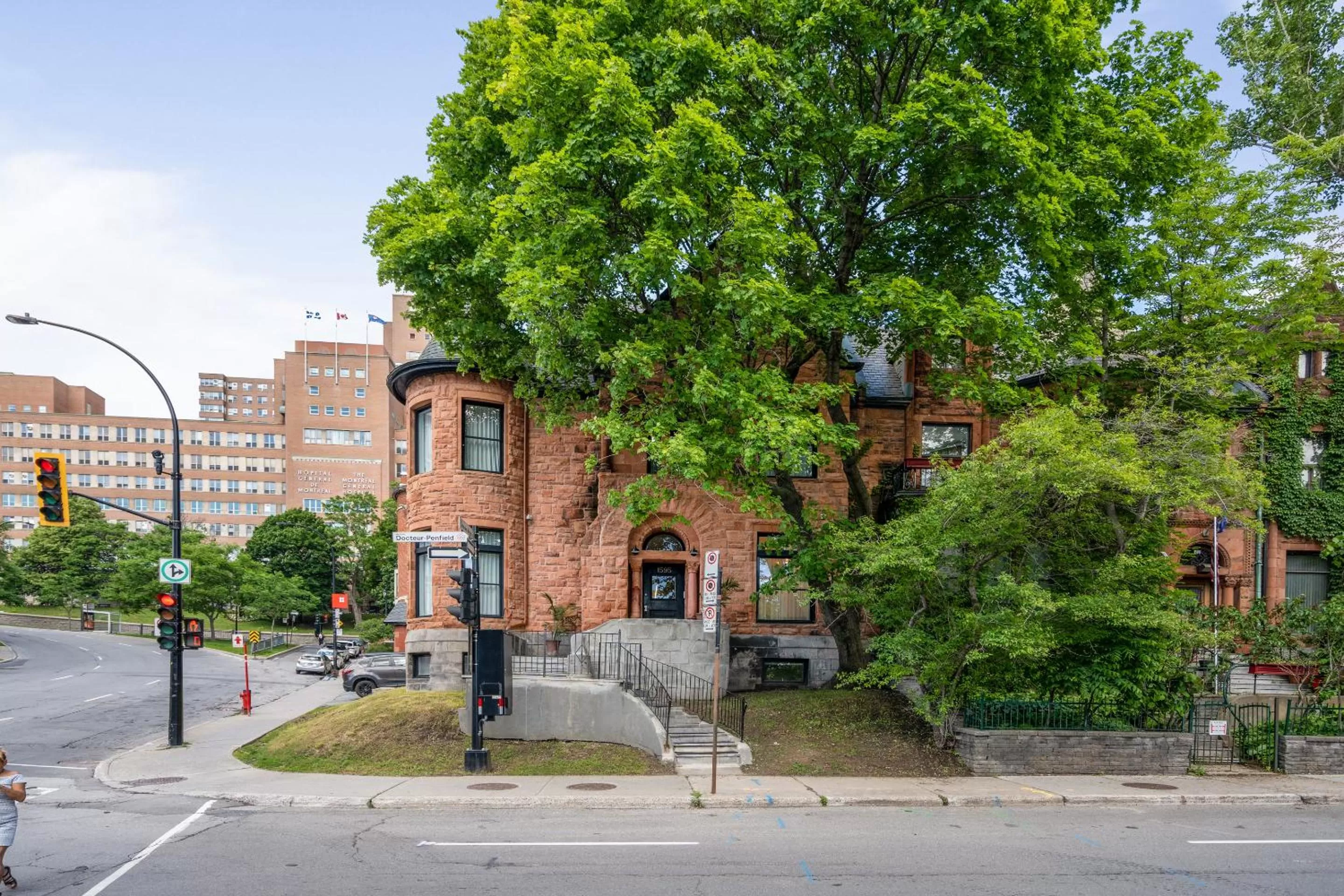 Property building in Le Penfield Par Nomade MTL