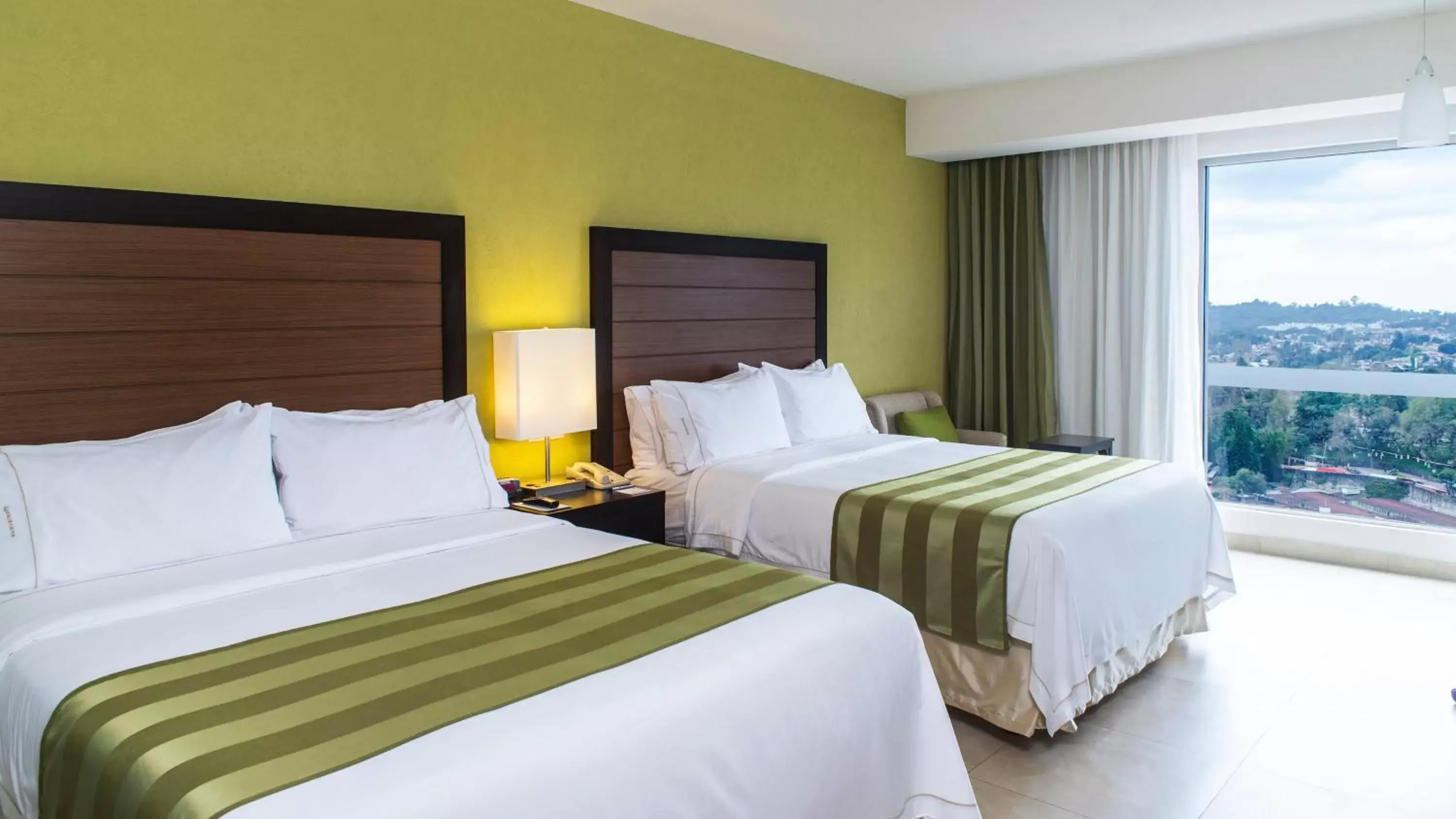 Photo of the whole room, Bed in Holiday Inn Express Xalapa