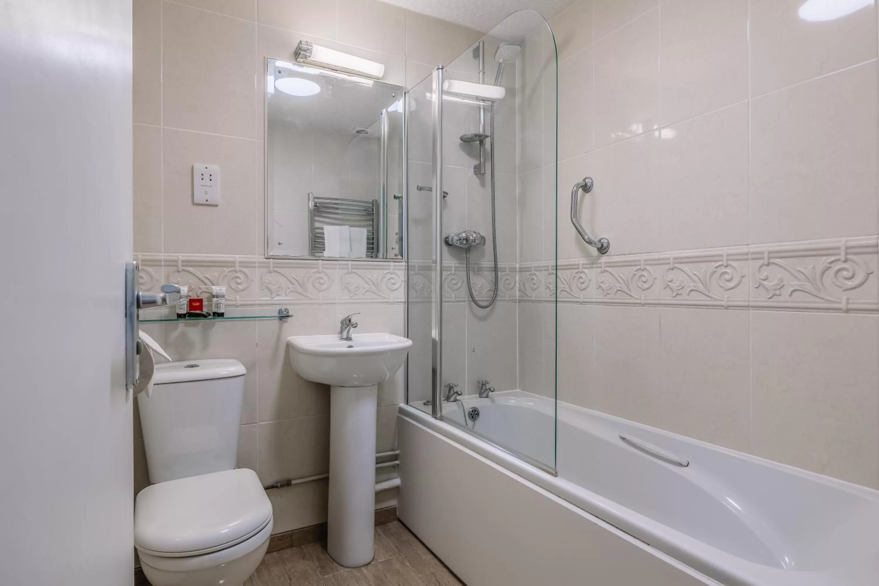 Bathroom in Muthu Westcliff Hotel (Near London Southend Airport)