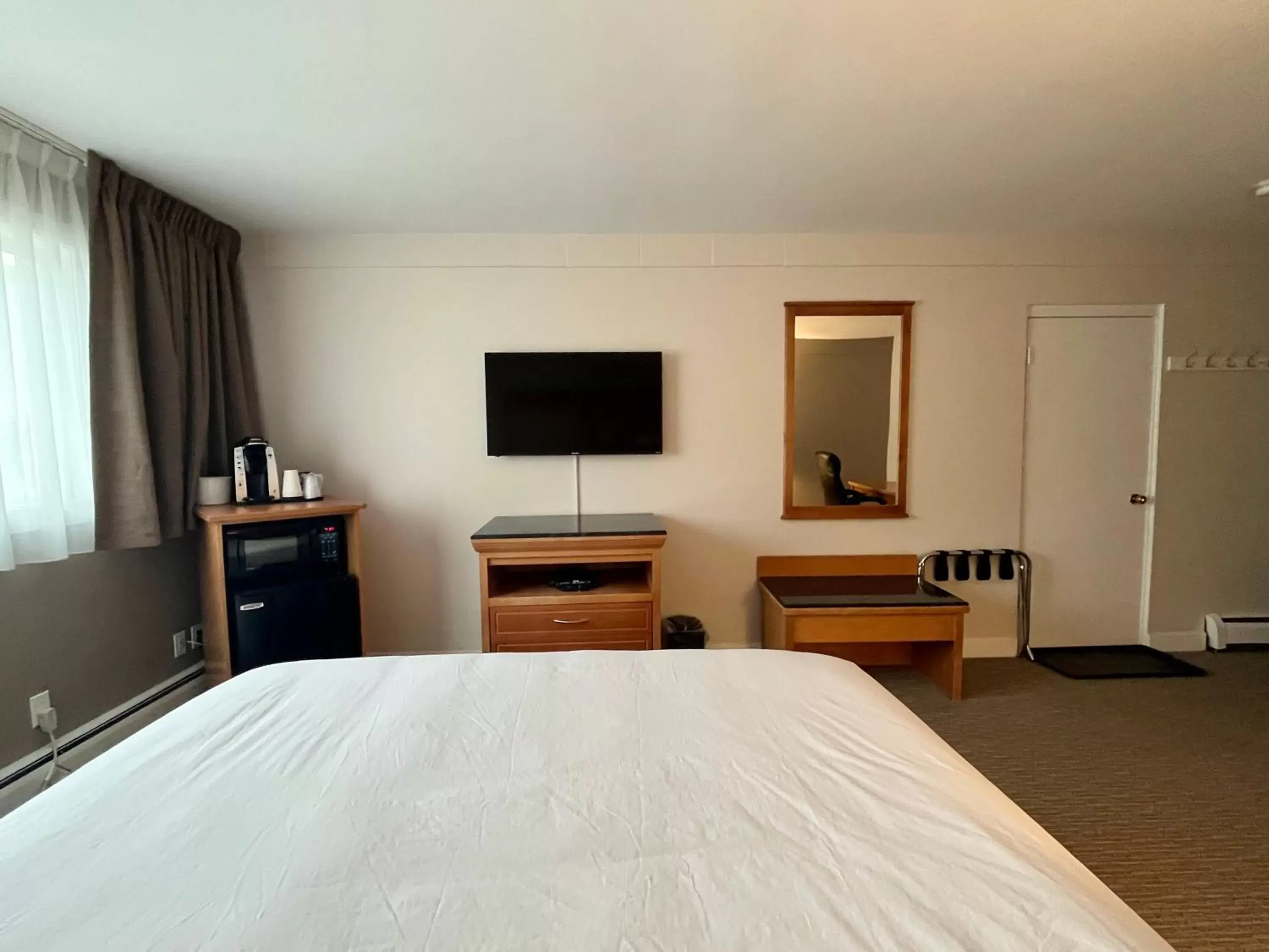 TV and multimedia, Bed in Anavada Inn & Suites - Prince George