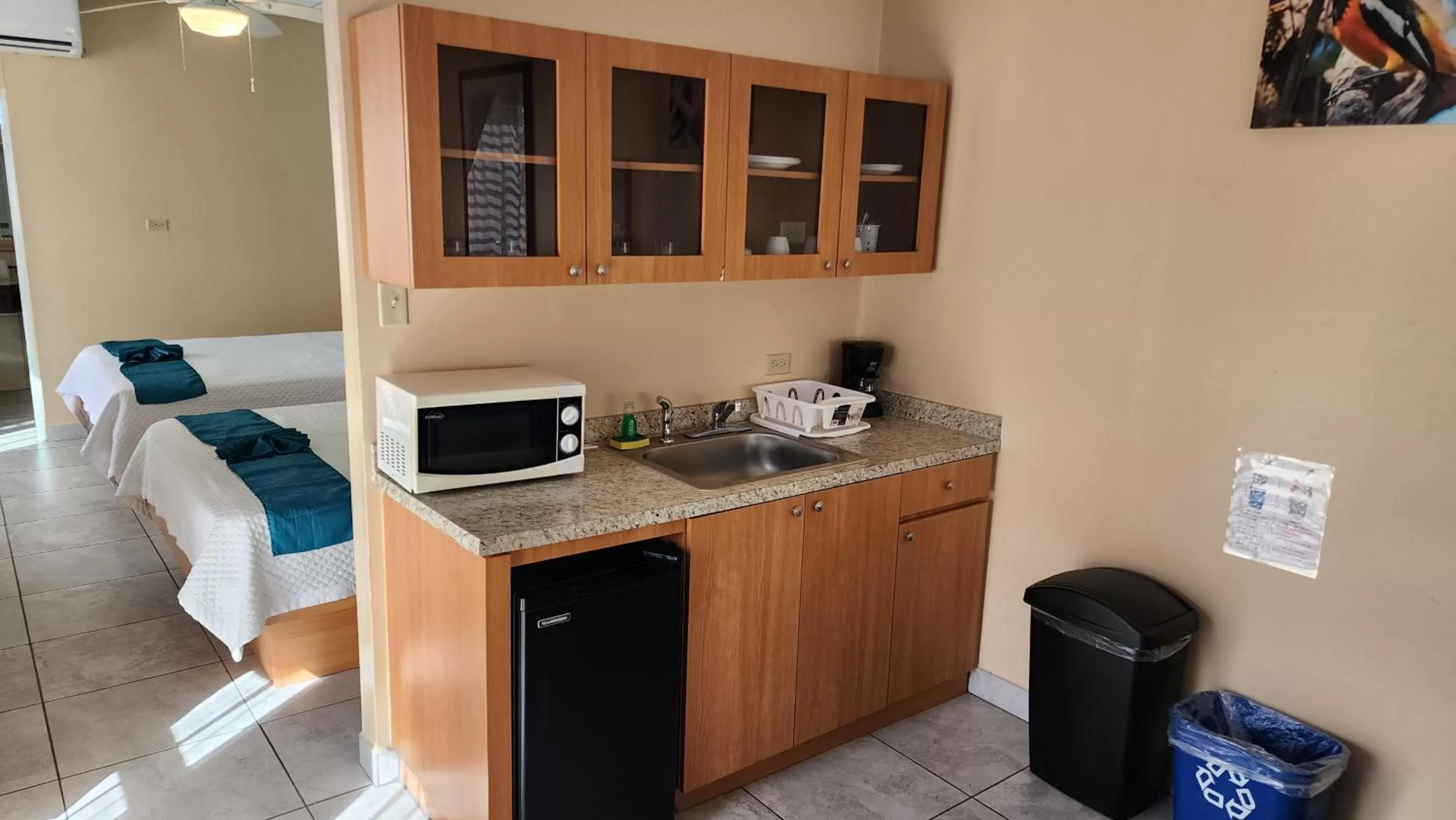 Coffee/tea facilities in Combate Beach Resort