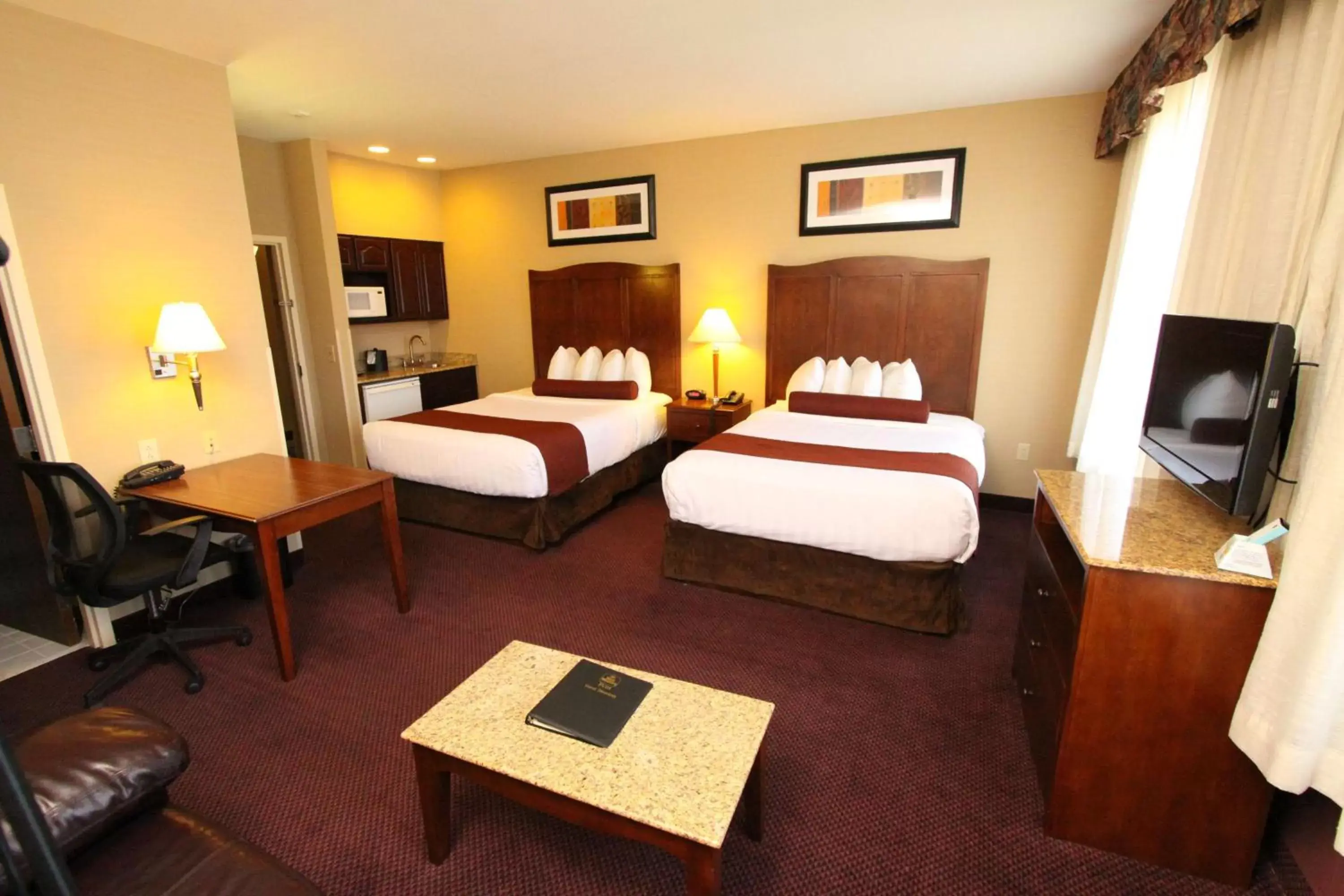 Photo of the whole room, Bed in Best Western PLUS Hannaford Inn & Suites