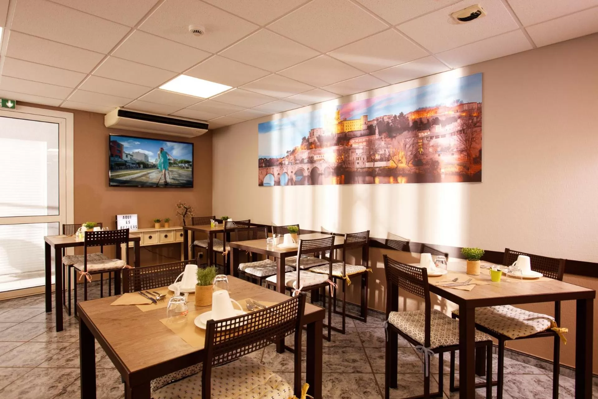 Restaurant/places to eat in Sure Hotel by Best Western Beziers Le Monestie