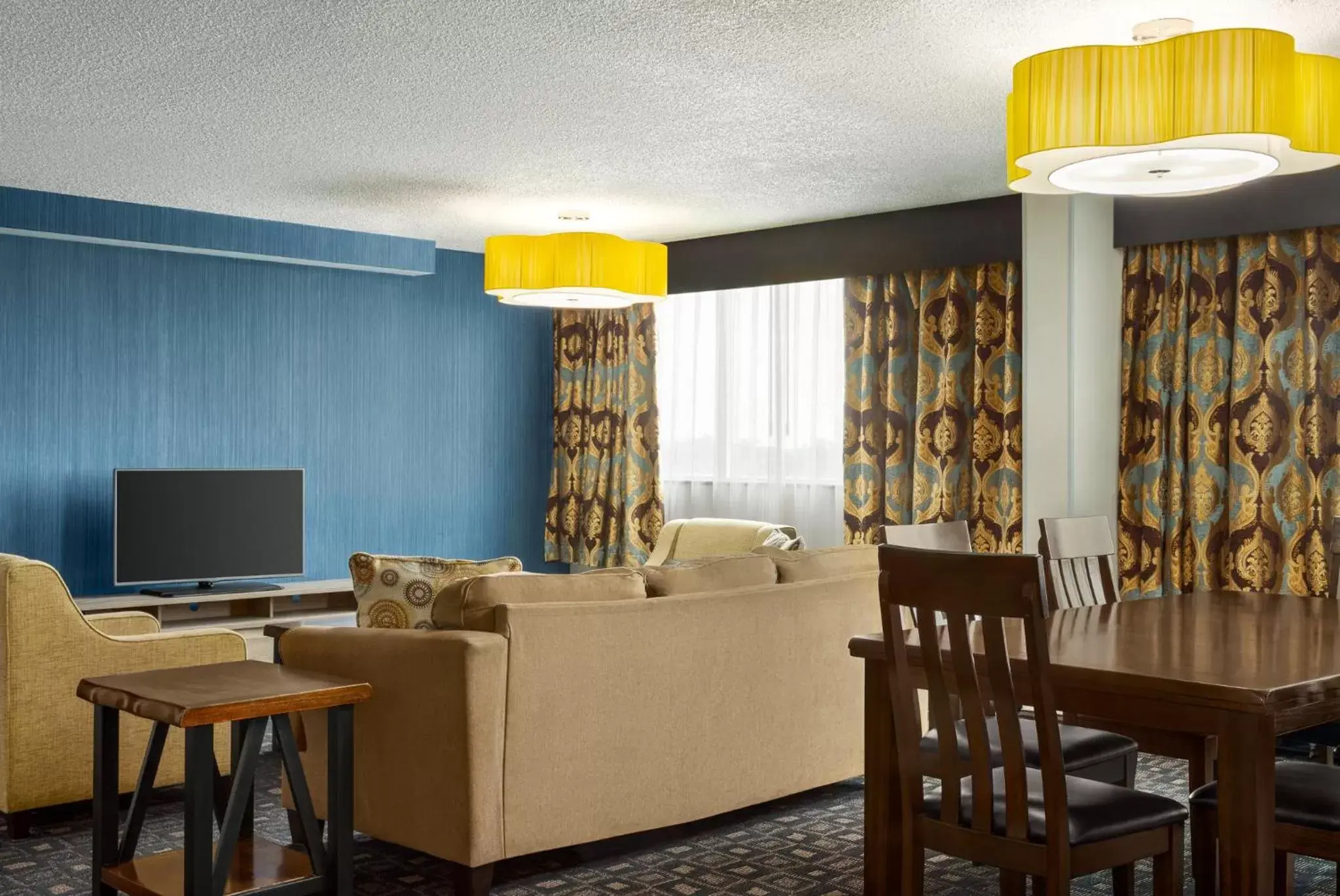 Photo of the whole room, Seating Area in Holiday Inn Louisville East - Hurstbourne, an IHG Hotel