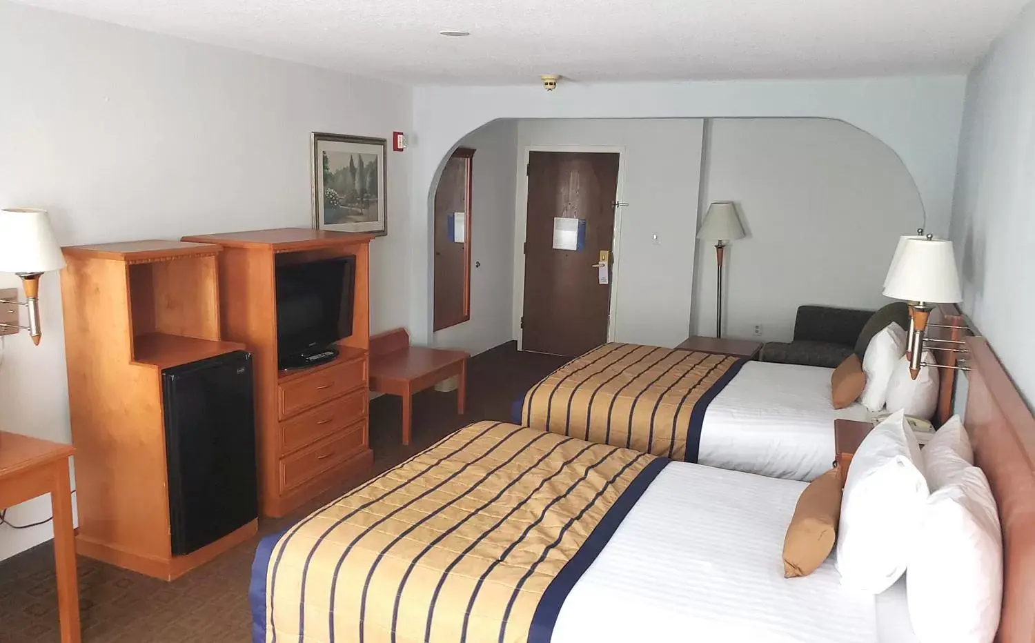 Bed, TV/Entertainment Center in Coratel Inn & Suites by Jasper New Braunfels IH-35 EXT 189
