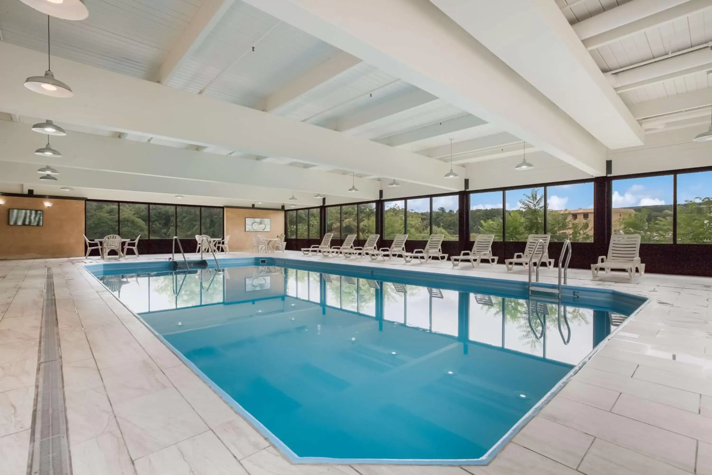 Pool view, Swimming Pool in Best Western Hunt's Landing Hotel Matamoras Milford