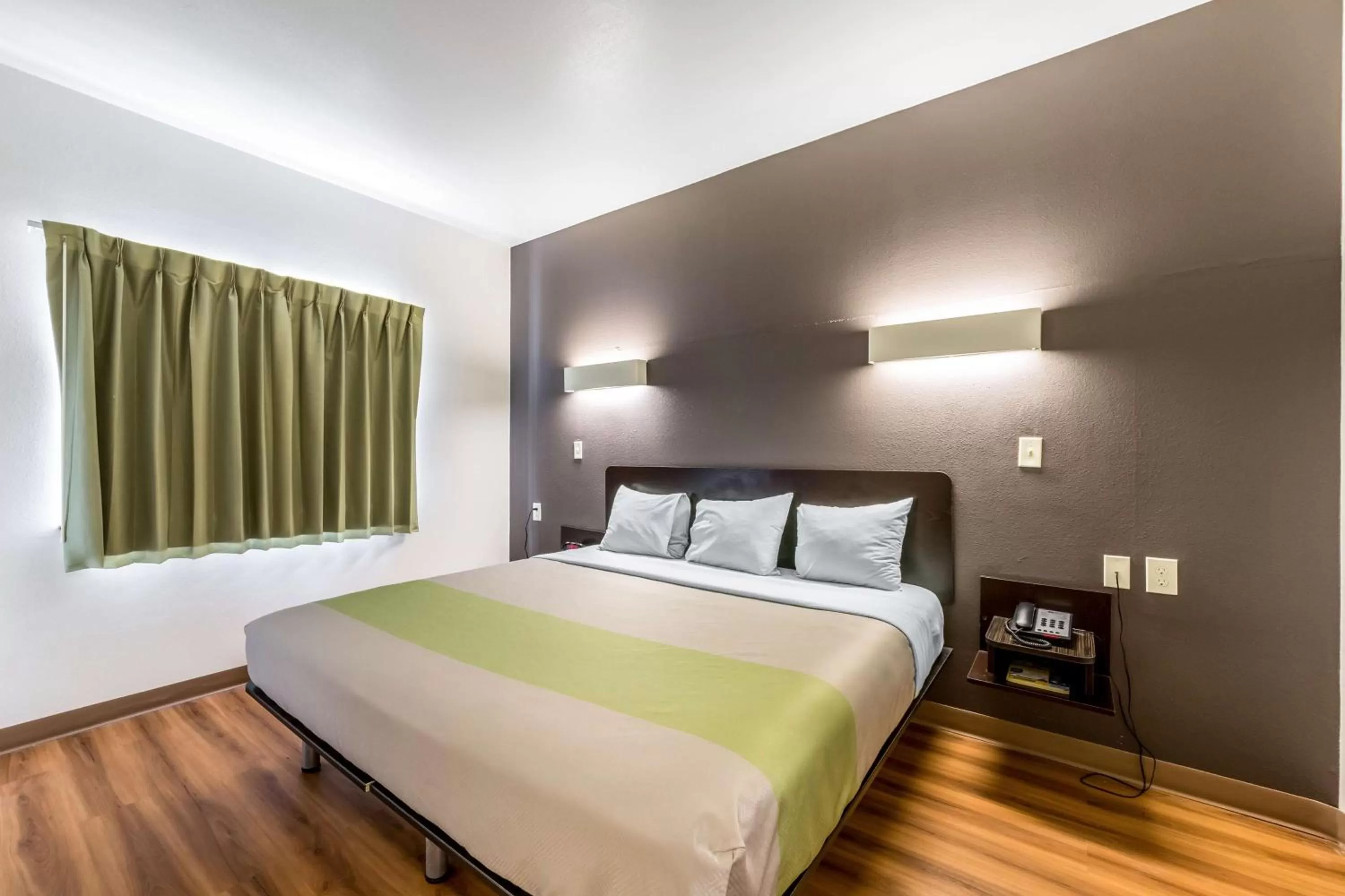 Photo of the whole room, Bed in Super 8 by Wyndham Kenedy