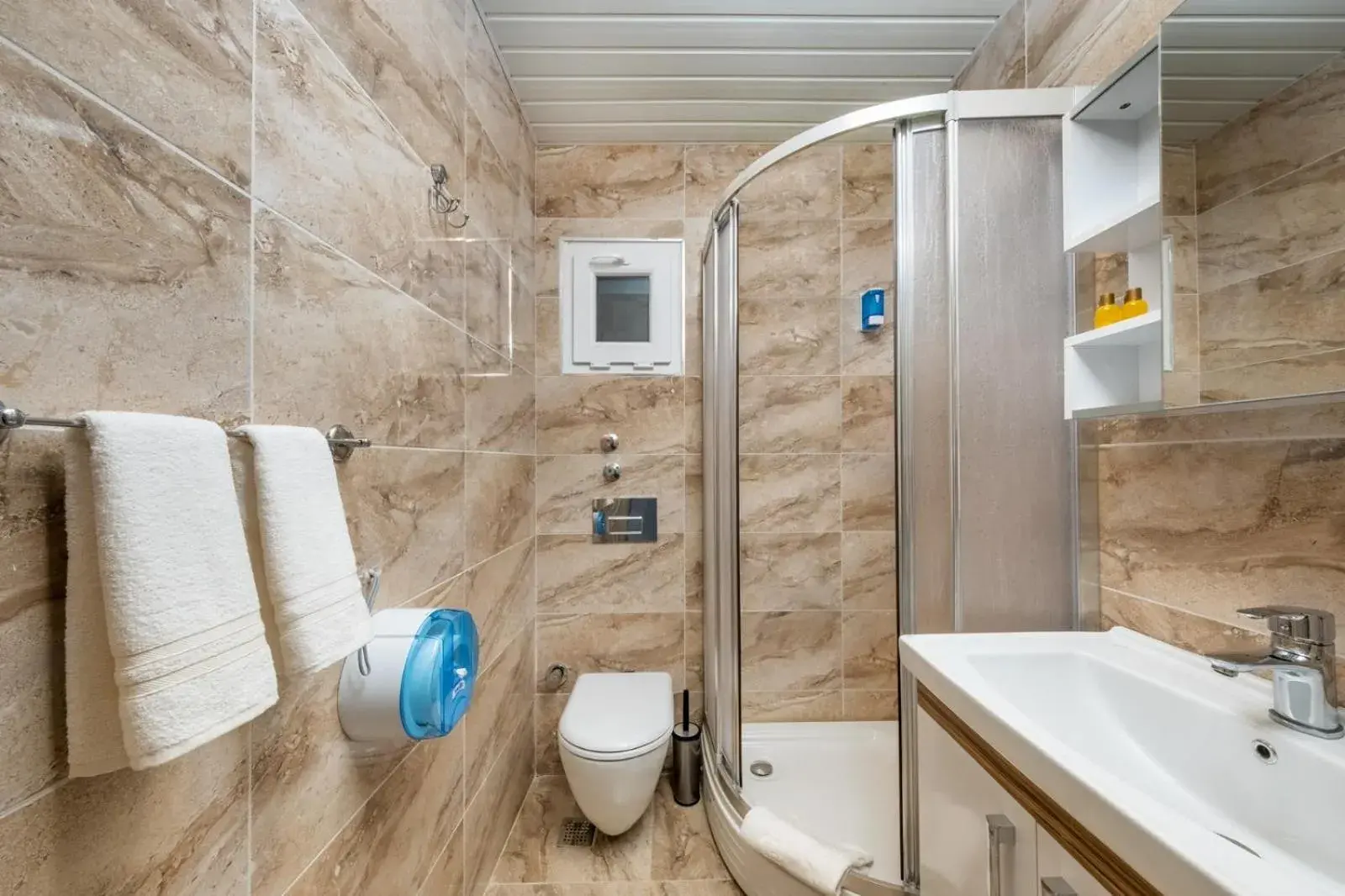 Shower, Bathroom in Anelli Hotel