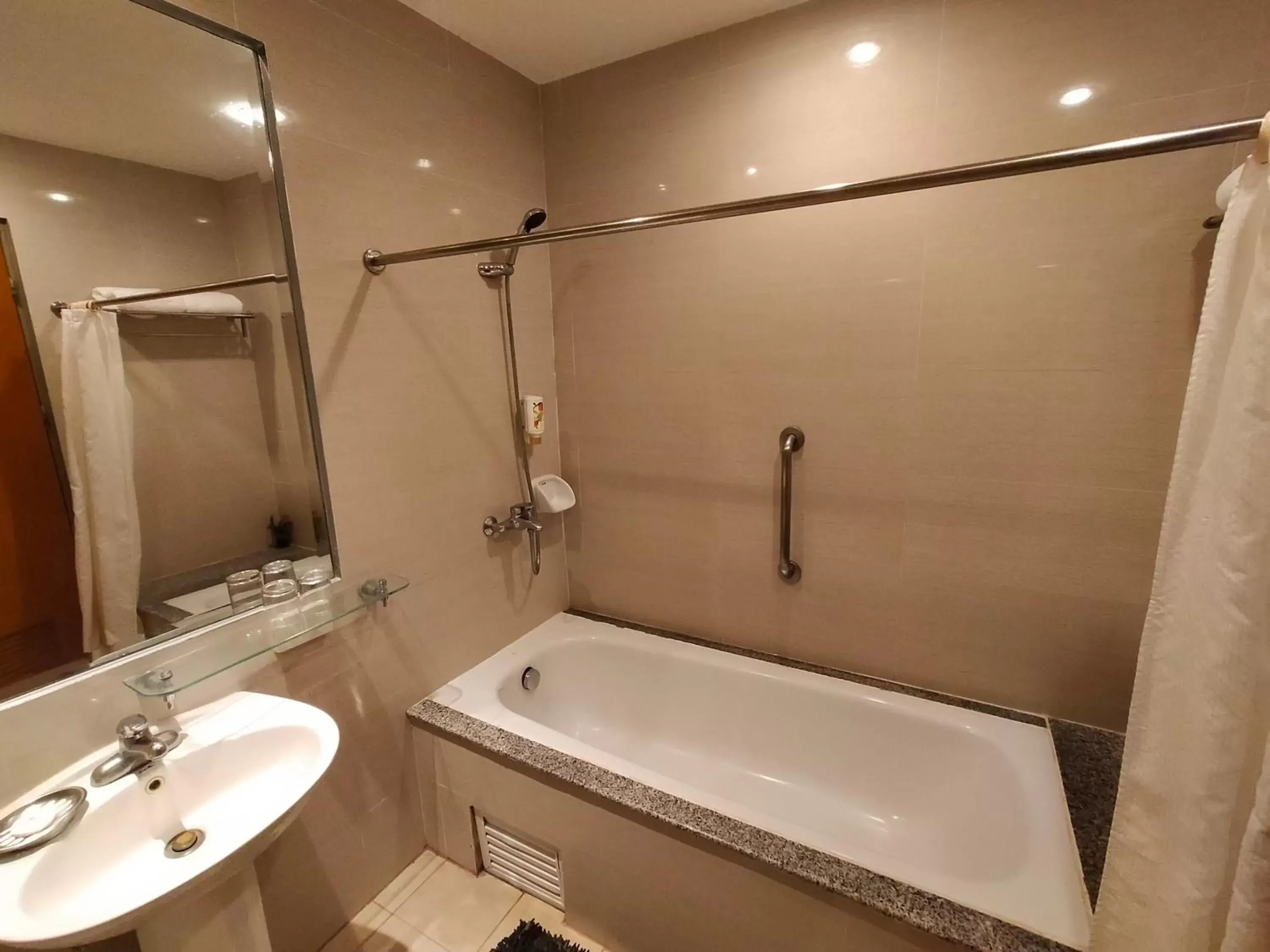 Shower, Bathroom in Hotel Kimberly Tagaytay