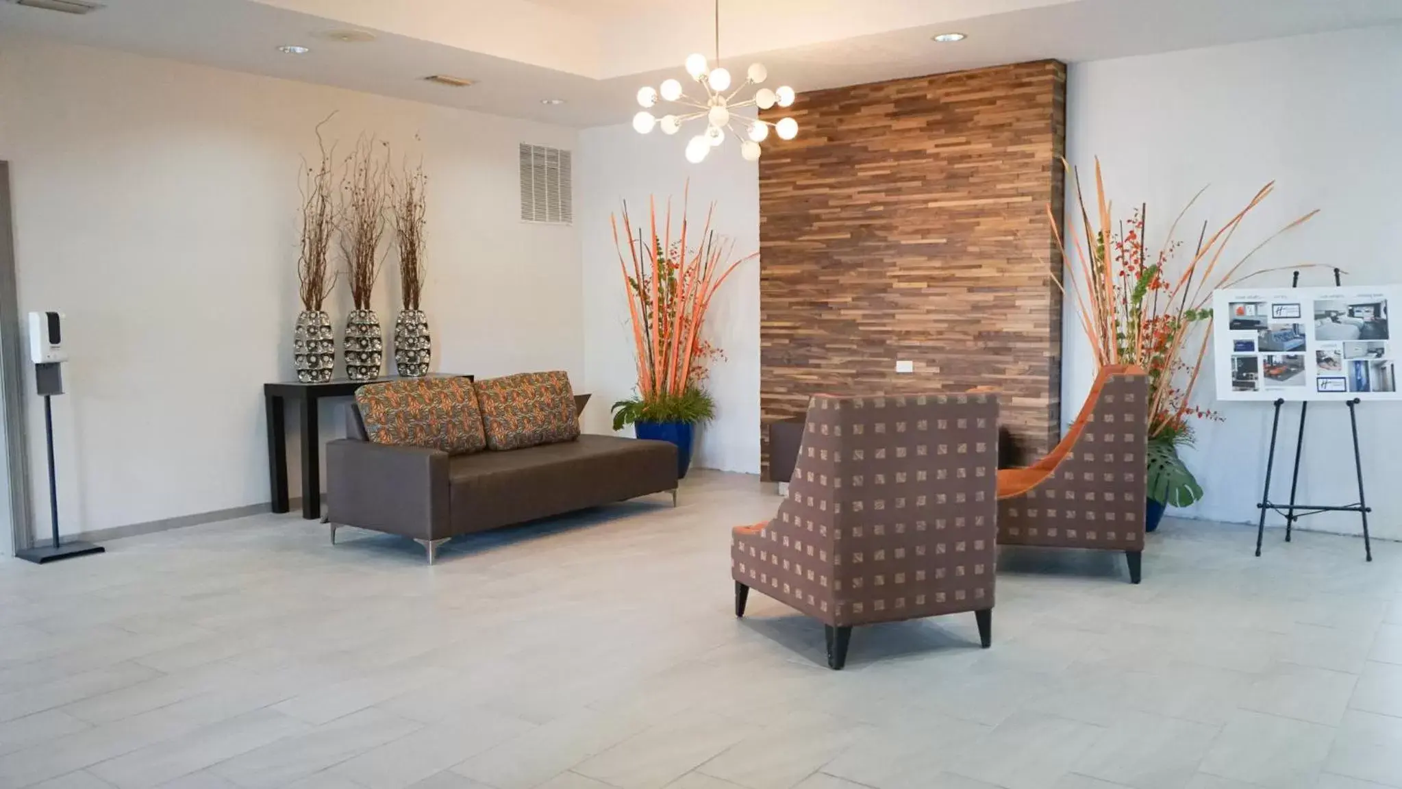 Property building, Seating Area in Holiday Inn Express & Suites Lakeland North I-4, an IHG Hotel