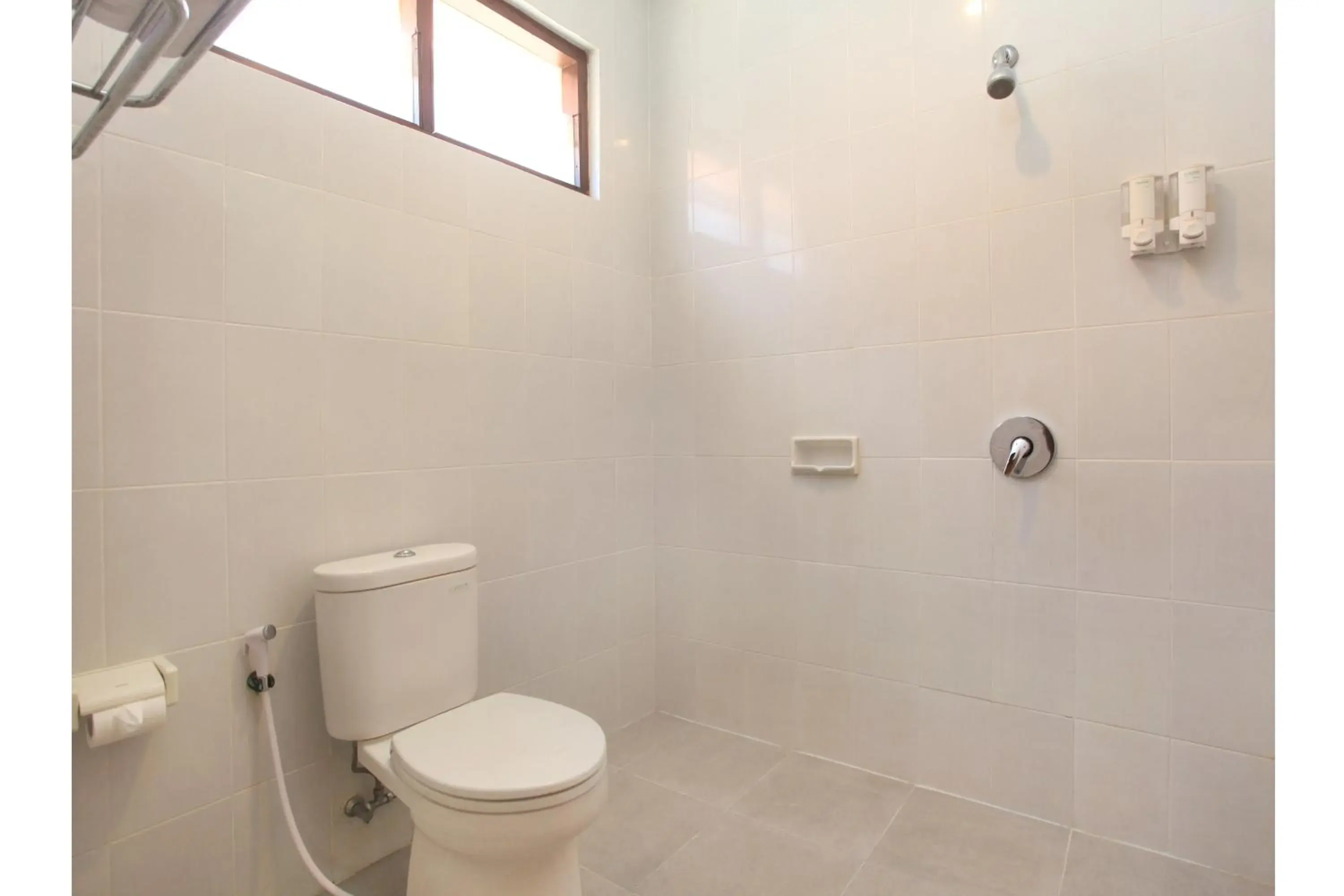 Bathroom in Matahari Bungalow Hotel