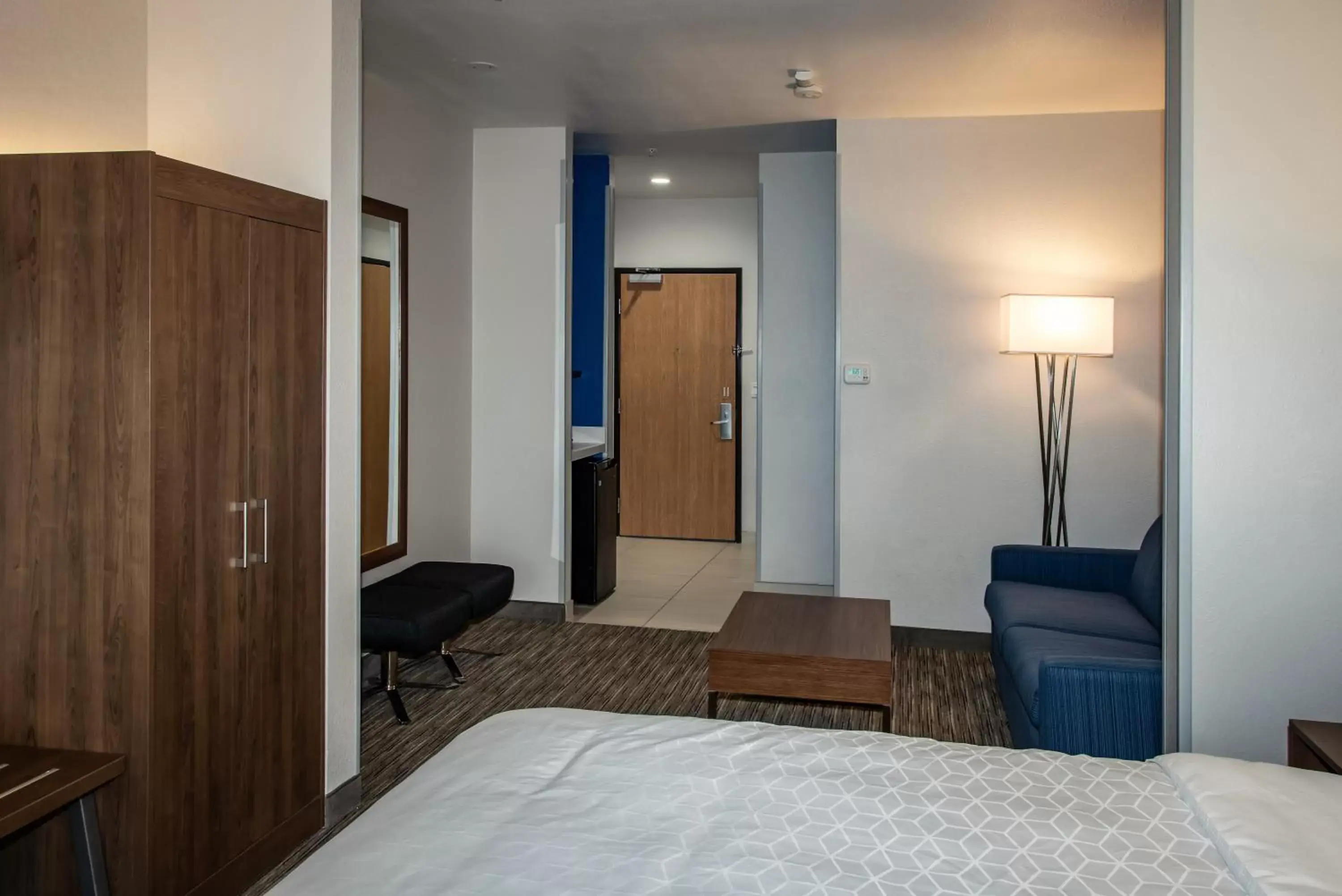 Bedroom, Bed in Holiday Inn Express Hotel & Suites Roseville - Galleria Area, an IHG Hotel
