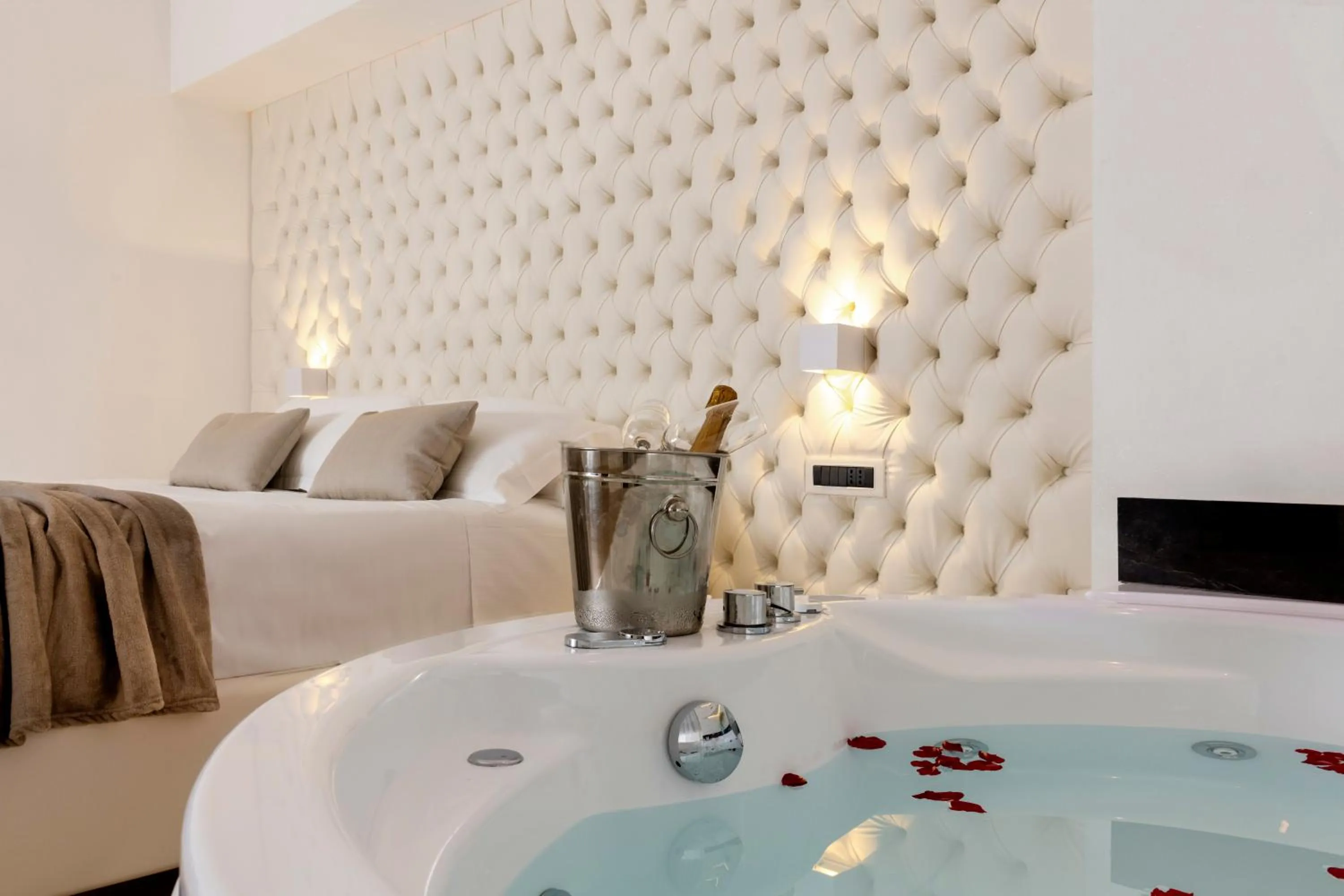 Hot Tub, Bed in Vatican Style